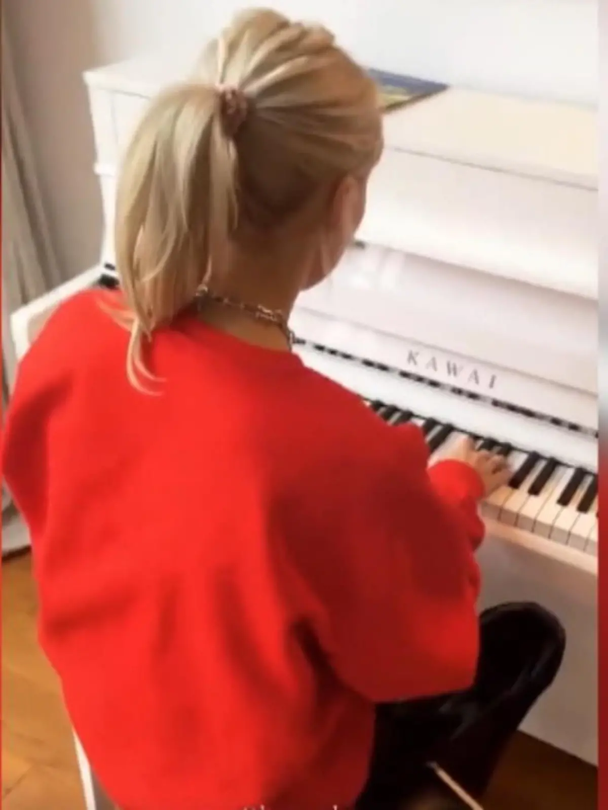 Bild zu: "Lena Gercke gibt ihre Klavierkünste zum Besten"