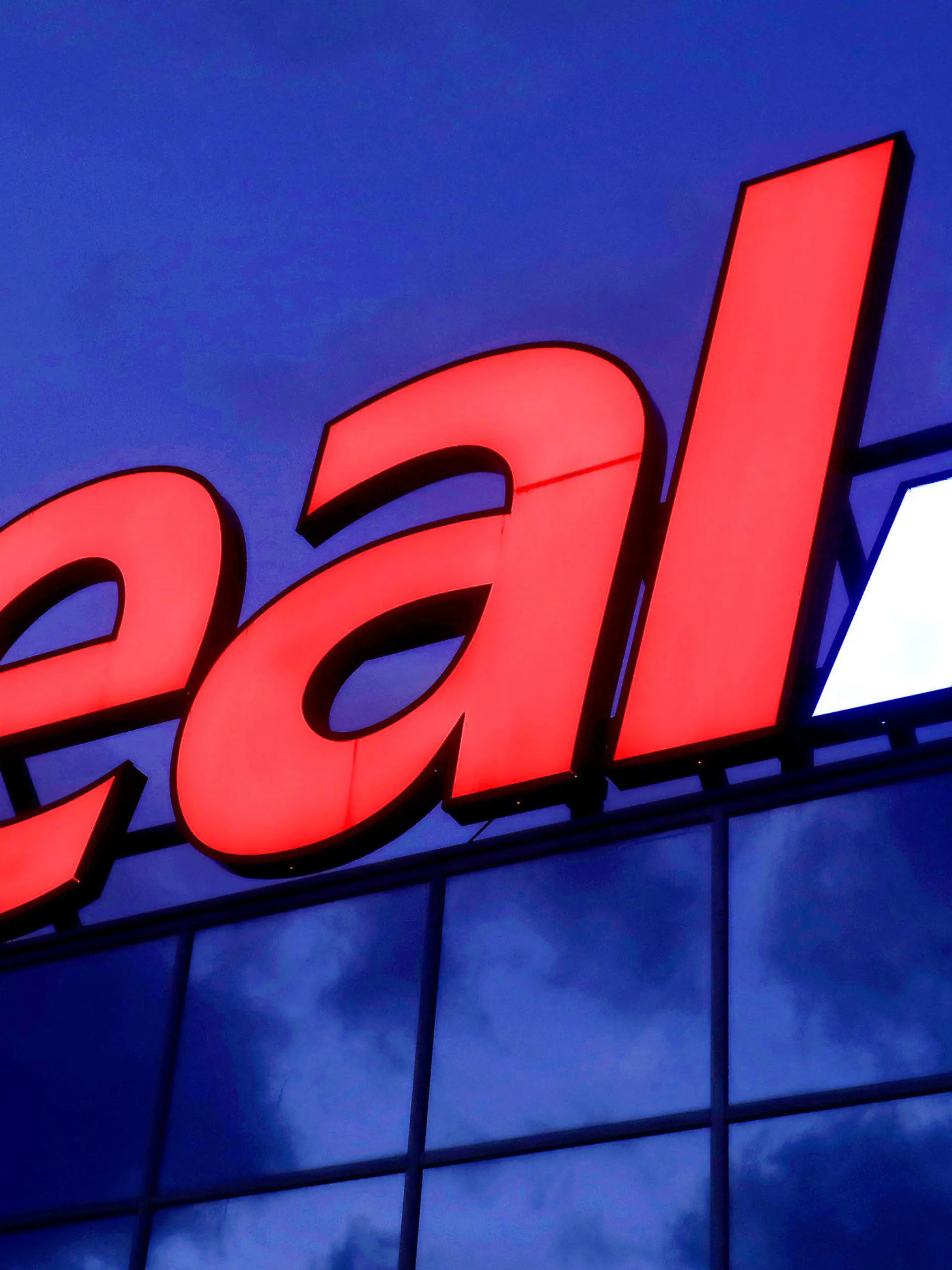 ARCHIV - 17.01.2020, Nordrhein-Westfalen, Köln: Das Logo leuchtet am Morgen auf dem Dach eines Real Warenhauses. (Zu dpa "Kartellamt gibt Edeka grünes Licht für Übernahme von 51 Real-Märkten ") Foto: Oliver Berg/dpa +++ dpa-Bildfunk +++