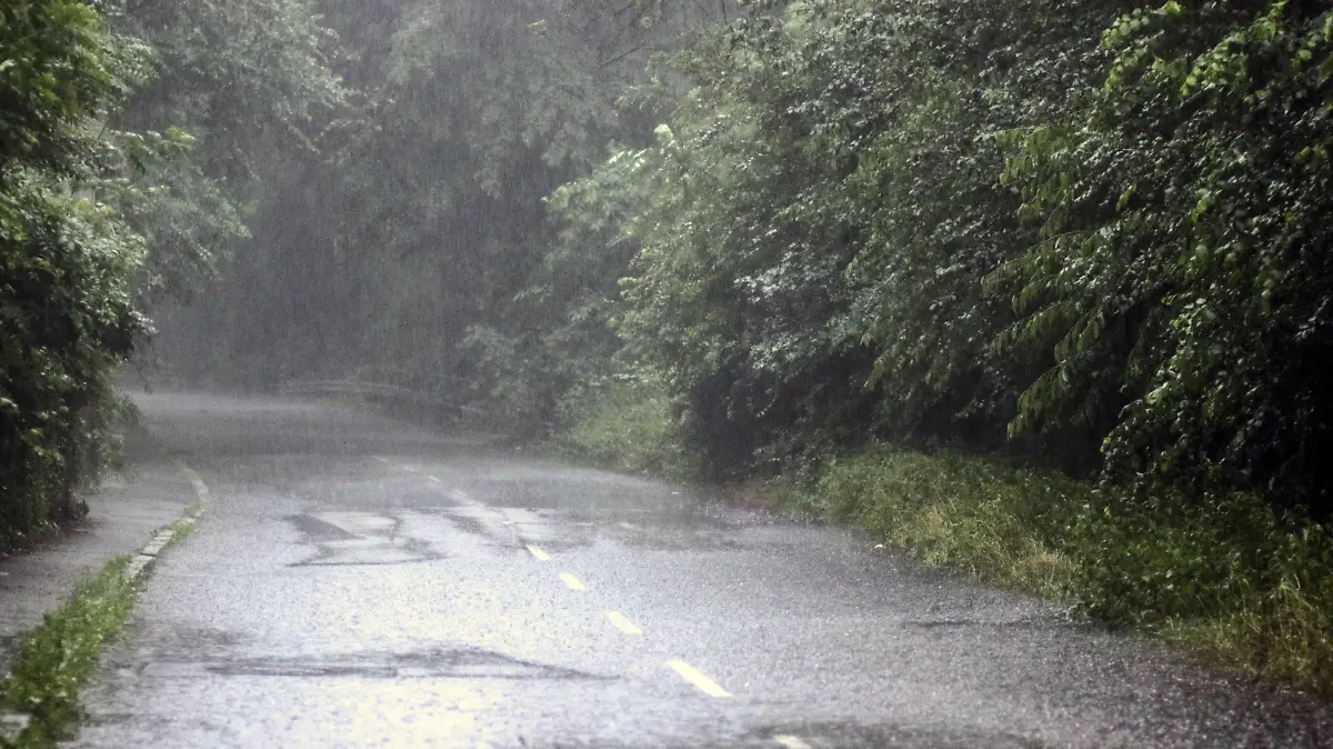 Unwetter in Essen GPS Standortwarnung vor einem Unwetter in Essen vor schweren Gewittern mit heftigen Starkregen und Hagel. Den Essener Vorort Überruhr hat es mit heftigen Regenfällen und teils überschwemmten Straßen getroffen. Essen Nordrhein-Westfalen Deutschland Überruhr *** Thunderstorm in Essen GPS location warning of a thunderstorm in Essen of heavy thunderstorms with heavy rain and hail The Essen suburb Überruhr has been hit with heavy rain and partly flooded streets Essen North Rhine Westphalia Germany Überruhr