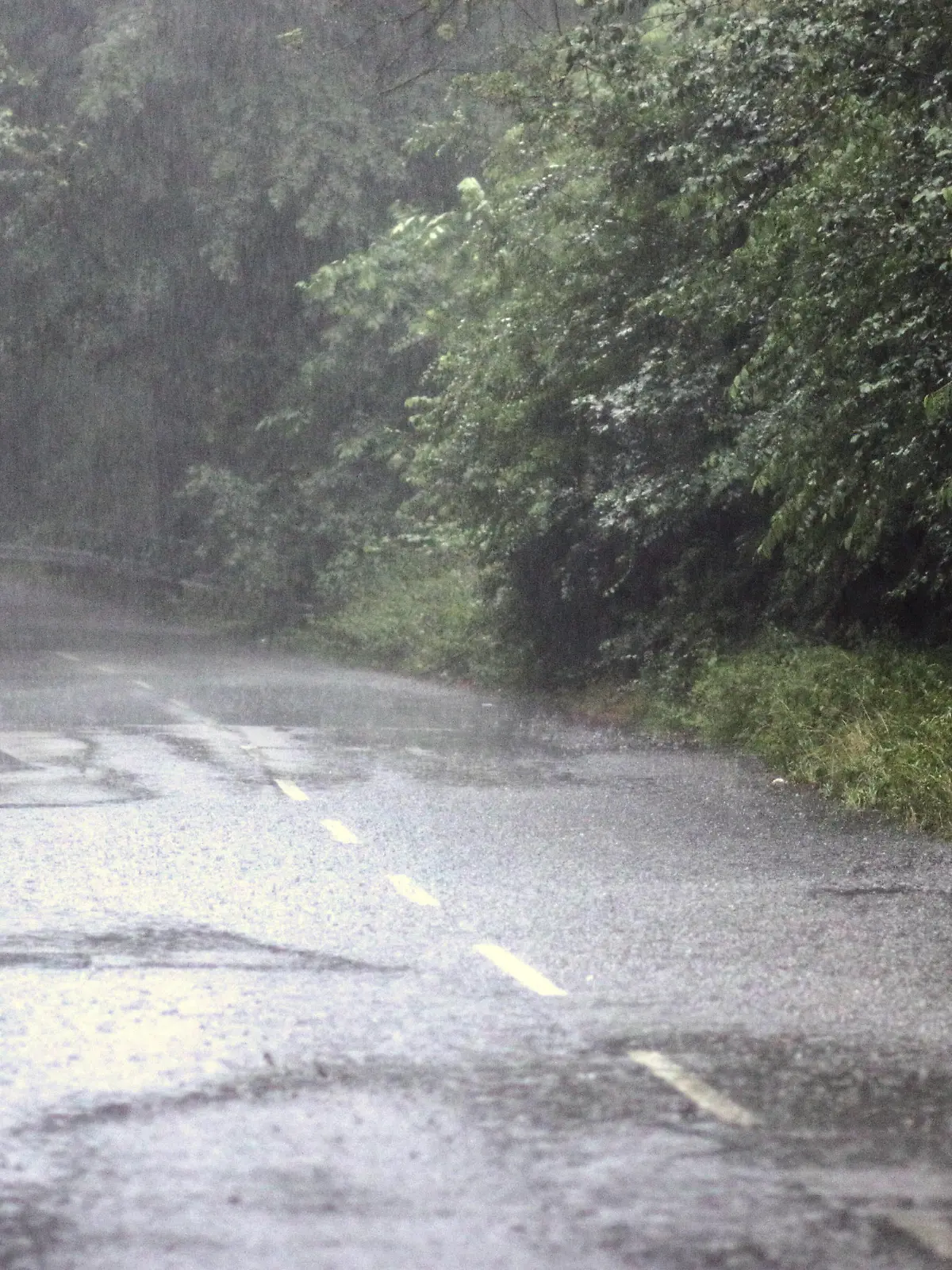  Unwetter in Essen GPS Standortwarnung vor einem Unwetter in Essen vor schweren Gewittern mit heftigen Starkregen und Hagel. Den Essener Vorort Überruhr hat es mit heftigen Regenfällen und teils überschwemmten Straßen getroffen. Essen Nordrhein-Westfalen Deutschland Überruhr *** Thunderstorm in Essen GPS location warning of a thunderstorm in Essen of heavy thunderstorms with heavy rain and hail The Essen suburb Überruhr has been hit with heavy rain and partly flooded streets Essen North Rhine Westphalia Germany Überruhr