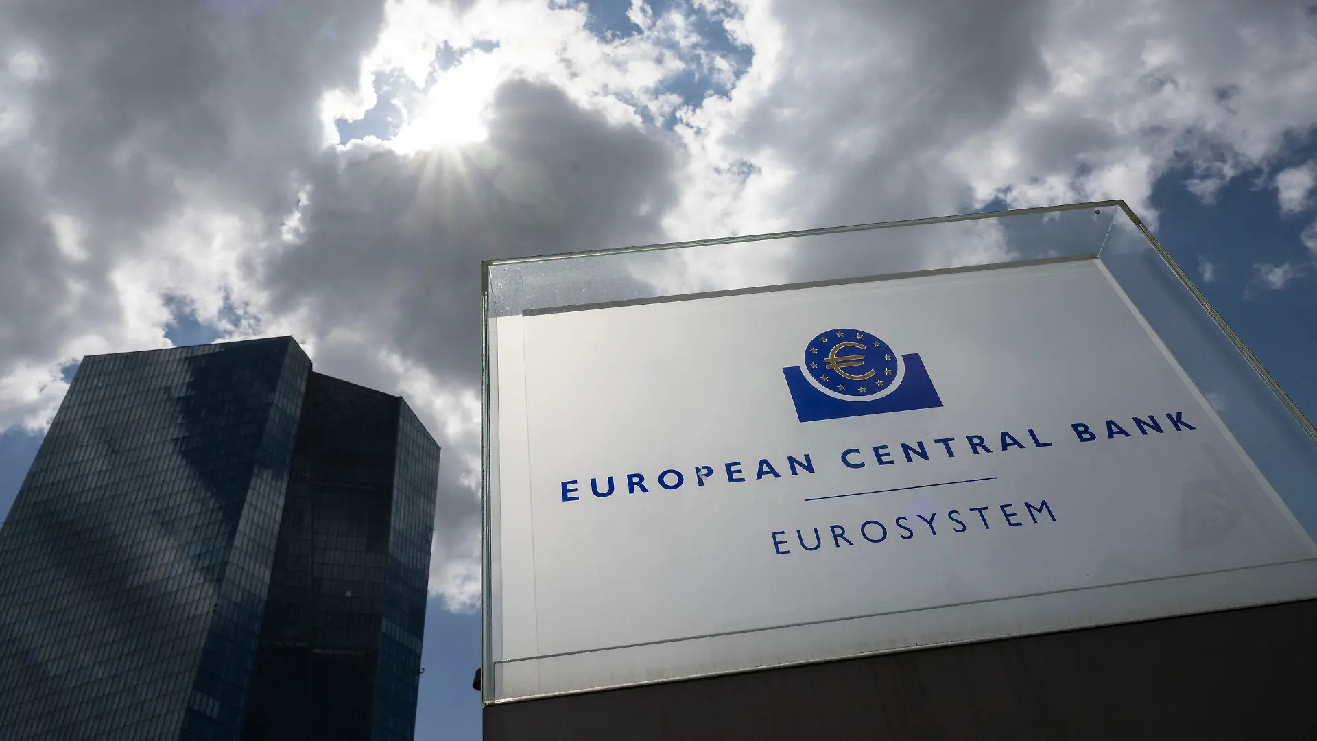 21.07.2022, Hessen, Frankfurt/Main: Die Zentrale der Europäischen Zentralbank (EZB). Die EZB hatte angekündigt, die Leitzinsen im Euroraum wieder anzuheben. Die Entscheidungen des EZB-Rates werden am Nachmittag bekanntgegeben. Foto: Boris Roessler/dpa +++ dpa-Bildfunk +++