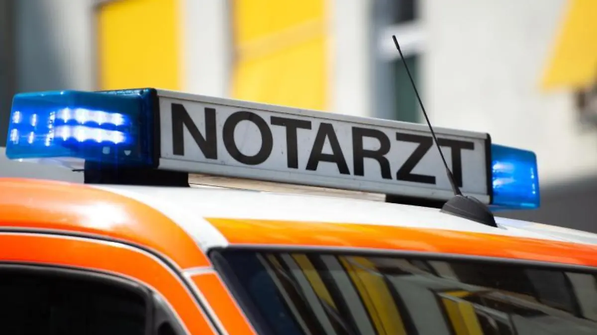 Der Schriftzug "Notarzt" steht auf einem Fahrzeug