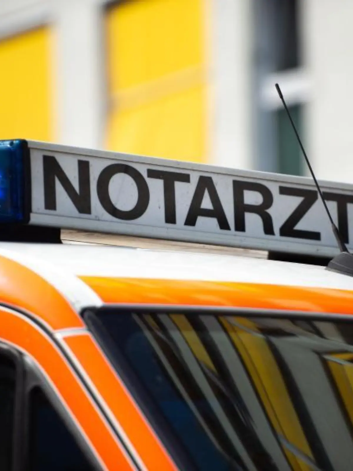 Der Schriftzug "Notarzt" steht auf einem Fahrzeug