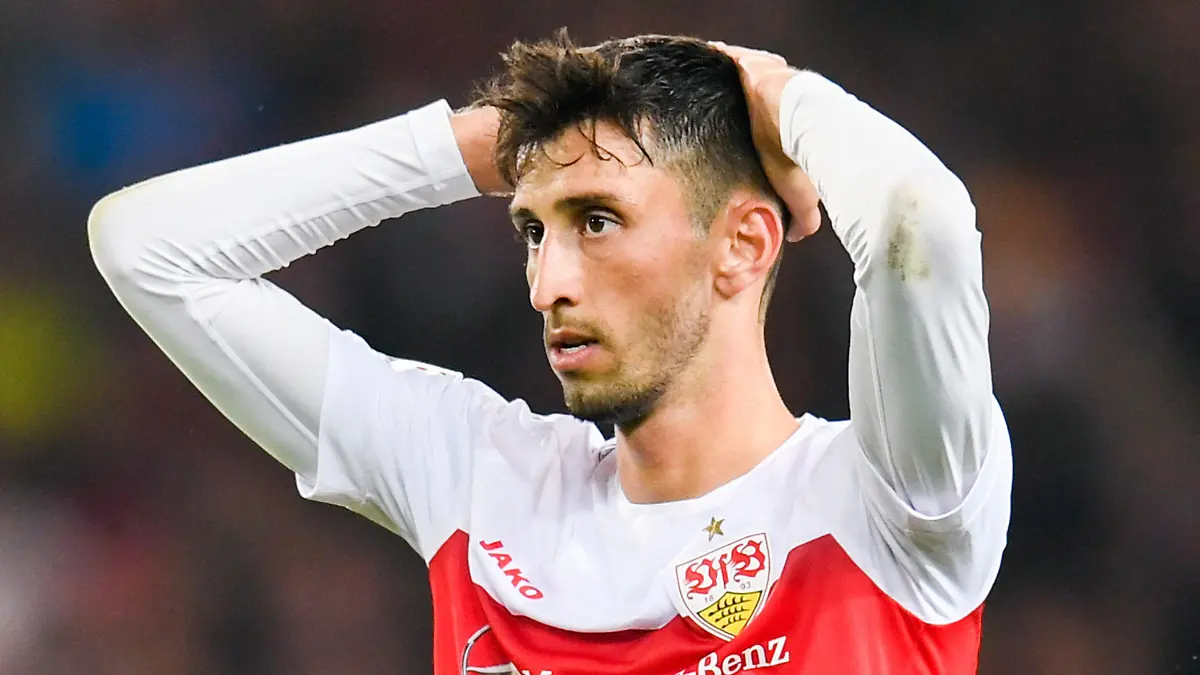 ARCHIV - 04.10.2019, Baden-Württemberg, Stuttgart: Fußball: 2. Bundesliga, 9. Spieltag, VfB Stuttgart - SV Wehen Wiesbaden, Mercedes - Benz Arena. Atakan Karazor vom VfB Stuttgart reagiert im Spiel. (zu dpa "Stuttgarter Fußball-Profi Karazor auf Ibiza festgenommen") Foto: Tom Weller/dpa +++ dpa-Bildfunk +++