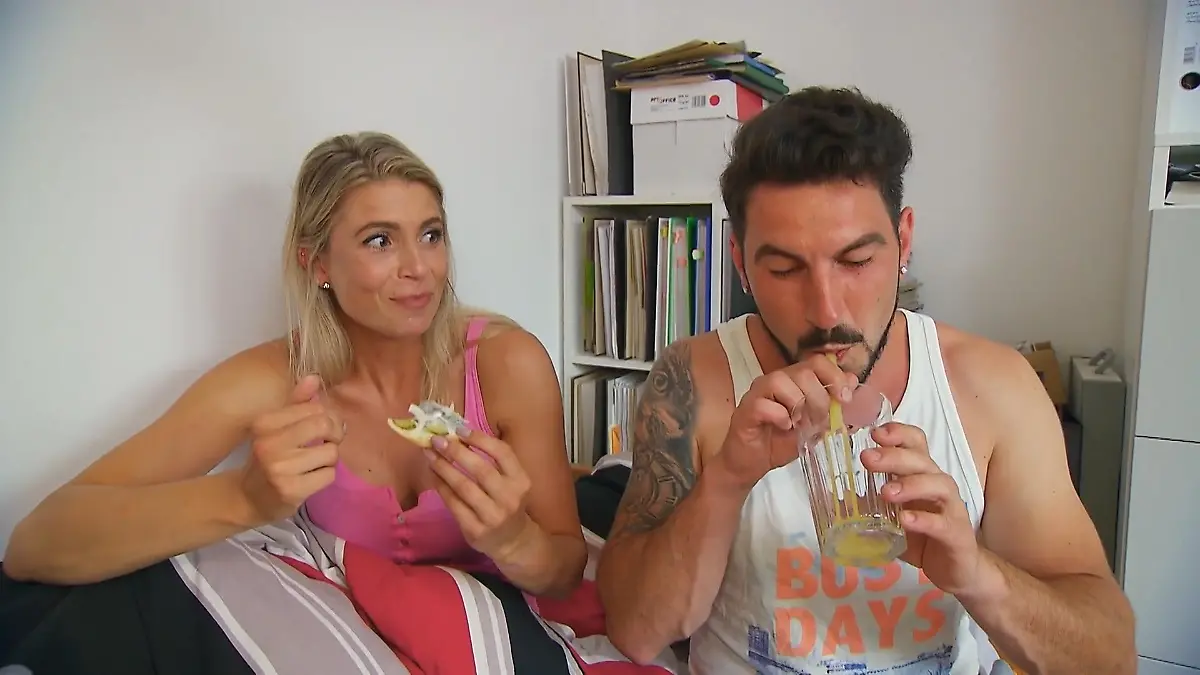 Bauer Mathias verwöhnt seine Sabrina ... im Bett Katerfrühstück bei "Bauer sucht Frau"