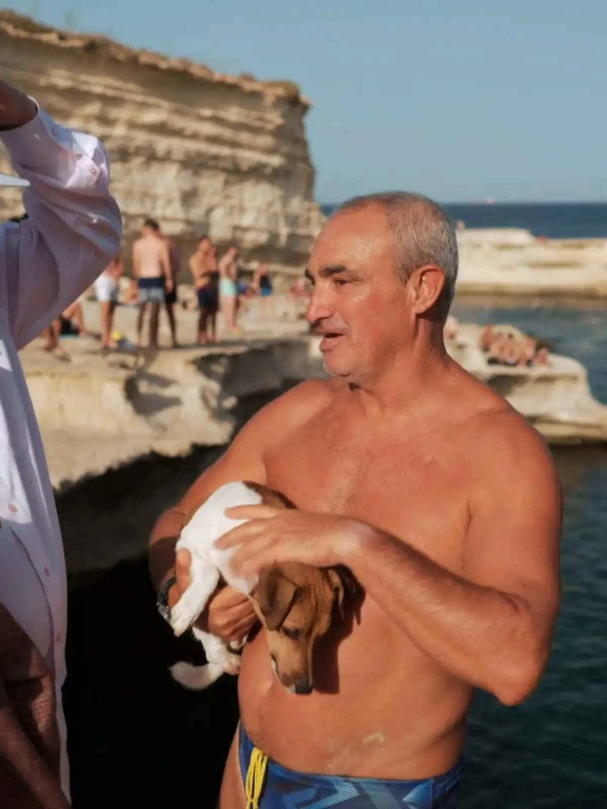 Bild zu: "Hape trifft den neuen Klippenspringer-Hund von Malta"