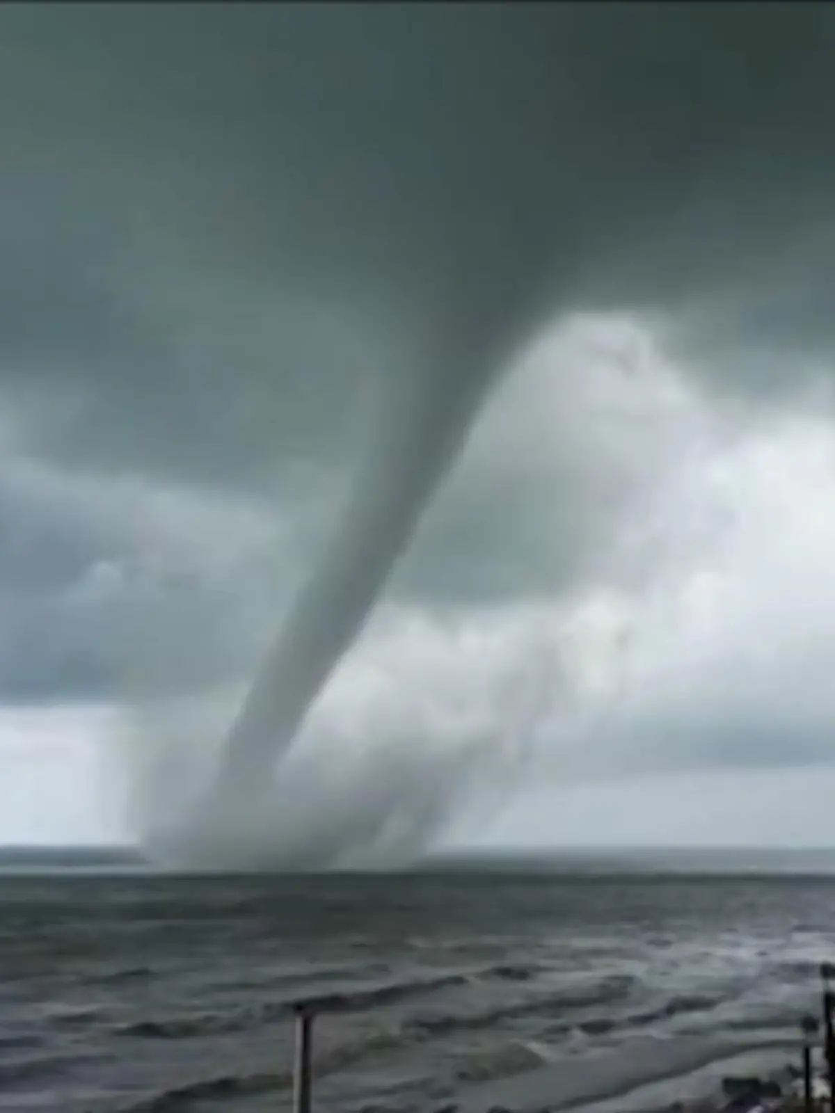 Bild zu: "Tödlicher Tornado auf Sizilien"