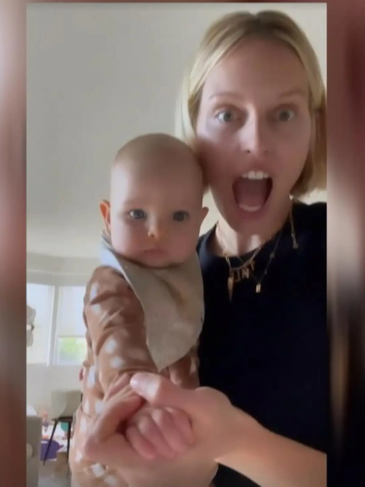 Bild zu: "Karolína Kurková tanzt mit ihrer Tochter Luna Grace"