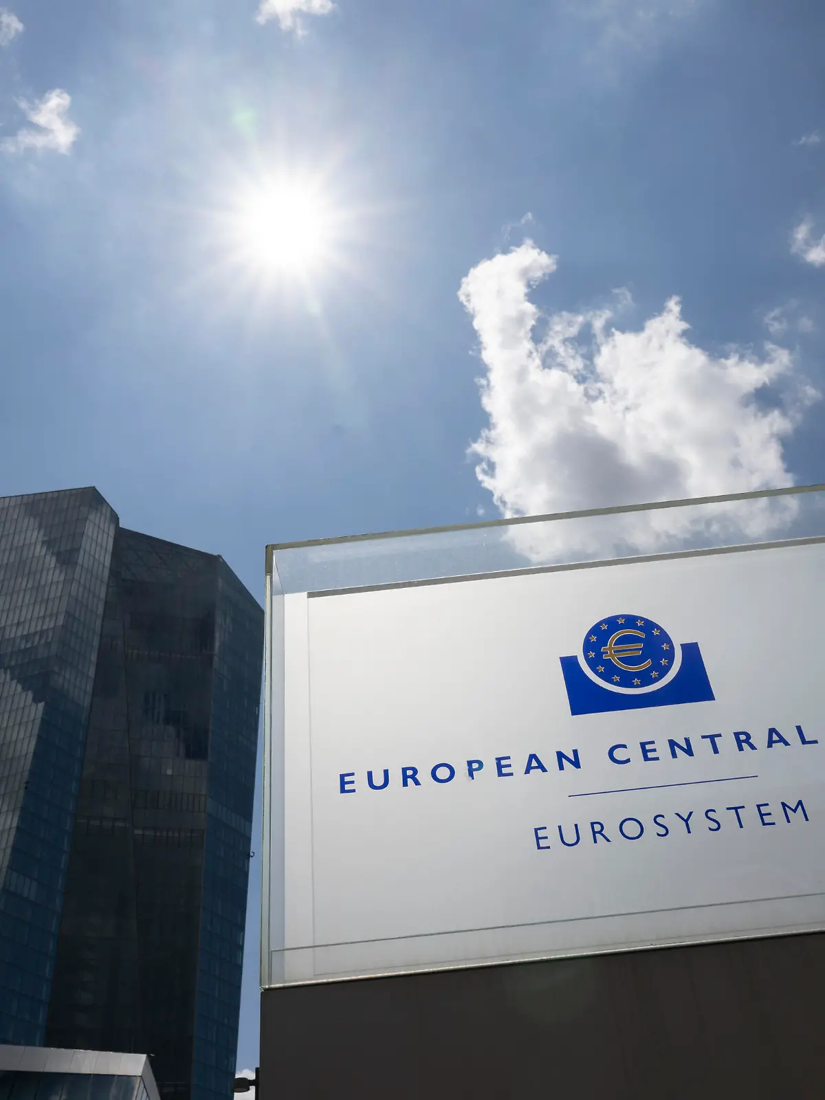 Die Zentrale der Europäischen Zentralbank (EZB). Die EZB hatte angekündigt, die Leitzinsen im Euroraum wieder anzuheben. Die Entscheidungen des EZB-Rates werden am Nachmittag bekanntgegeben.