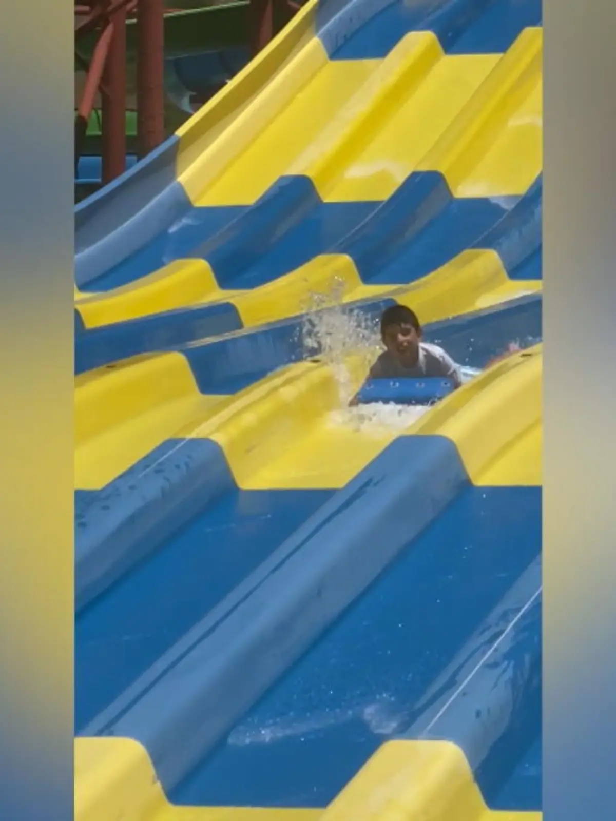 Ashton Dunford ist seit seiner Geburt blind. Er leidet an einem unterentwickelten Sehnerv. Doch jetzt möchte er zum ersten Mal in einem Wasserpark in Utah (USA) rutschen. Seine kleine Schwester Ocean möchte ihm helfen und ermutigt ihn, seine Angst zu überwinden.
