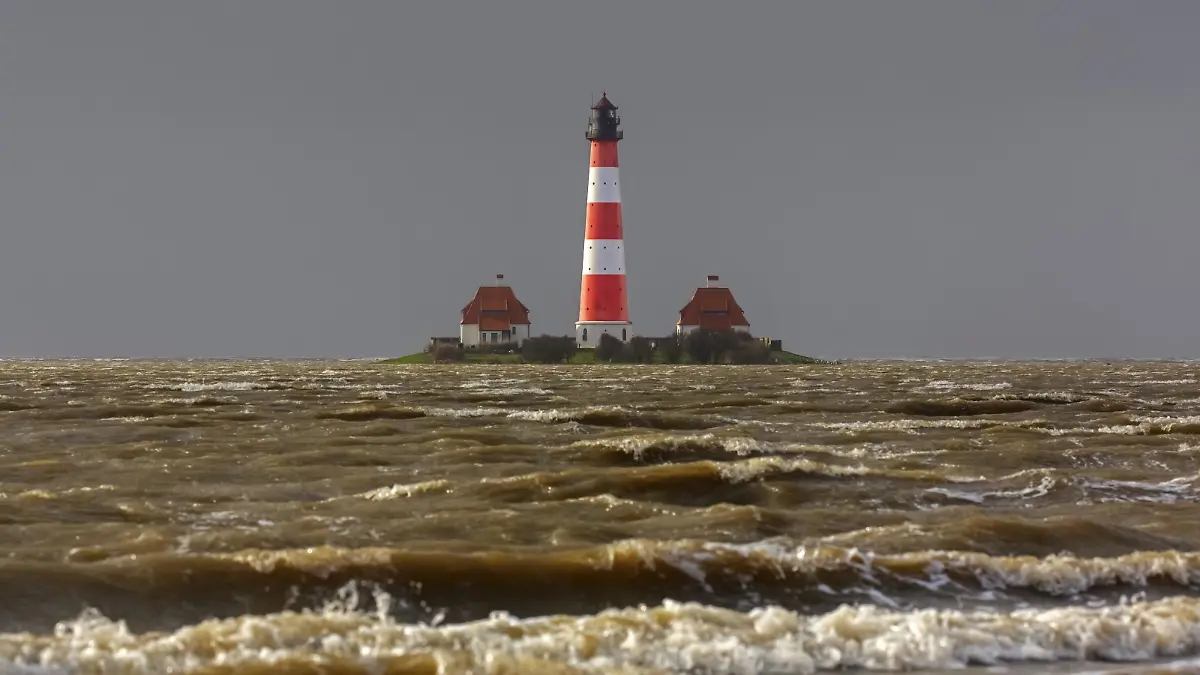 Leuchtturm Westerheversand in Westerhever bei Hochwasser Springflut, Sturmflut, Halbinsel Eiderstedt, NP Wattenmeer, Nordfriesland, Deutschland, Europa