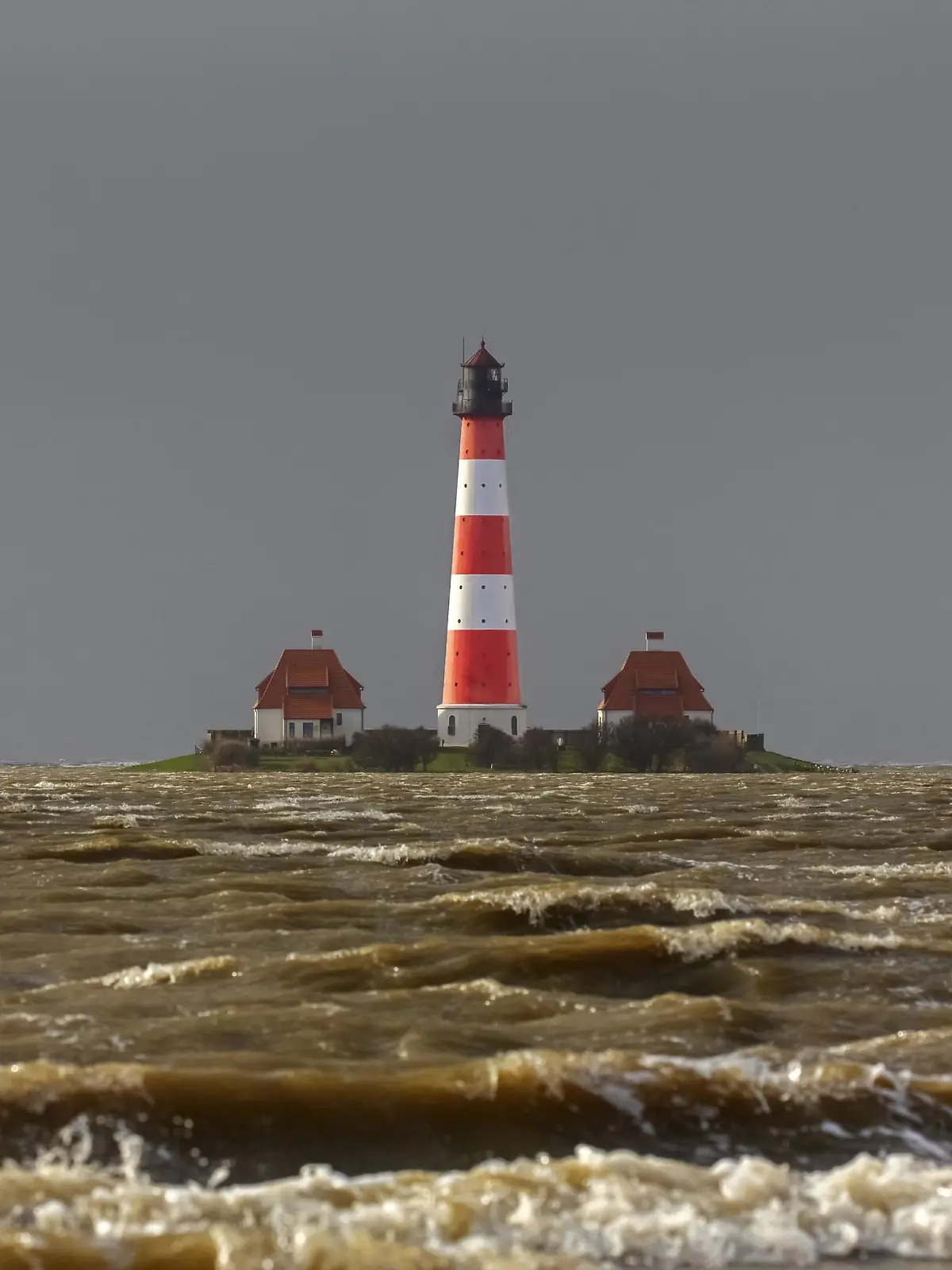 Leuchtturm Westerheversand in Westerhever bei Hochwasser Springflut, Sturmflut, Halbinsel Eiderstedt, NP Wattenmeer, Nordfriesland, Deutschland, Europa