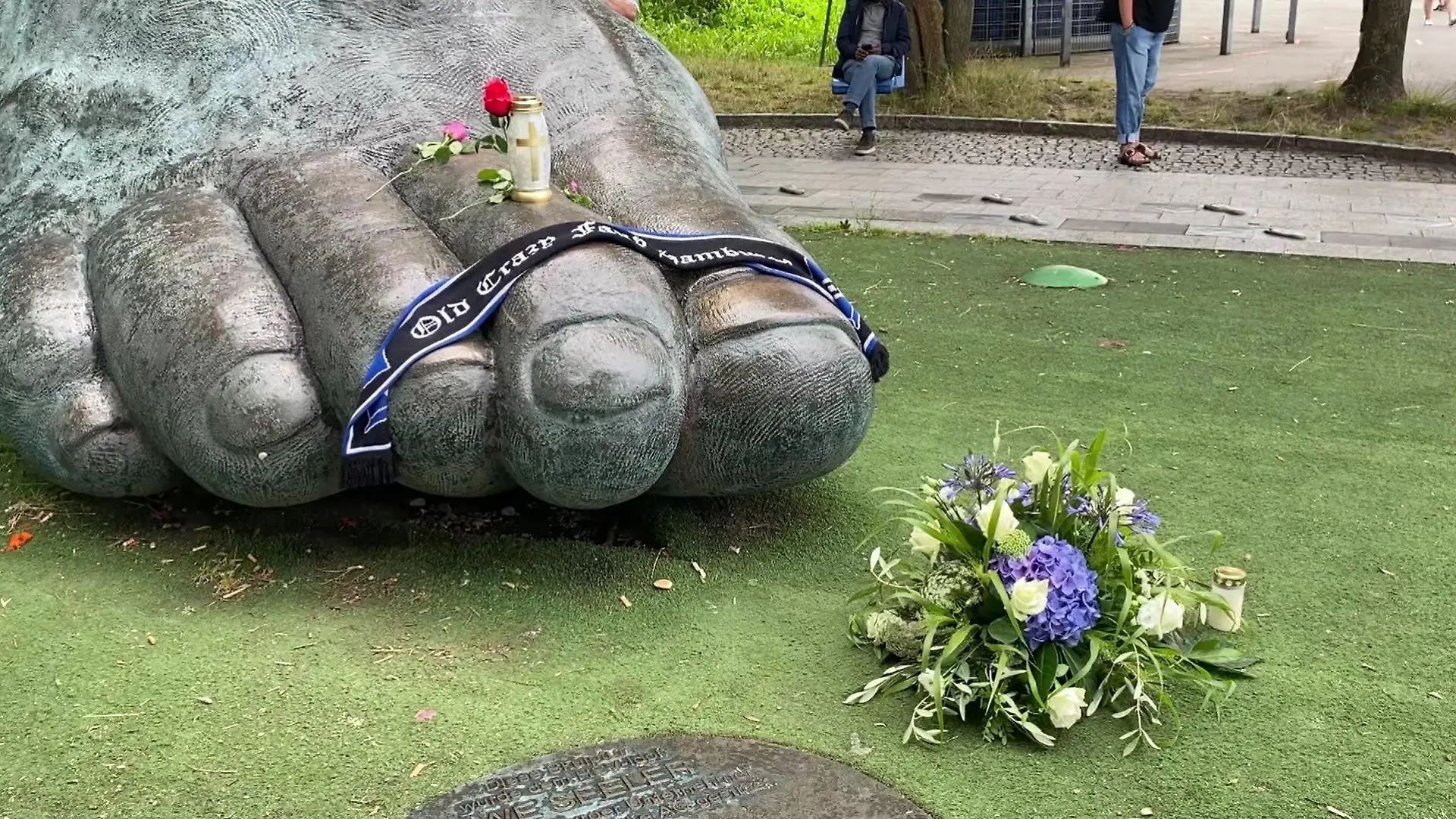 Trauer um Uwe Seeler - Trauernde haben Kerzen und einen Schal auf die Bronze-Skulptur von Uwe Seelers Fuß im Altonaer Volkspark gelegt