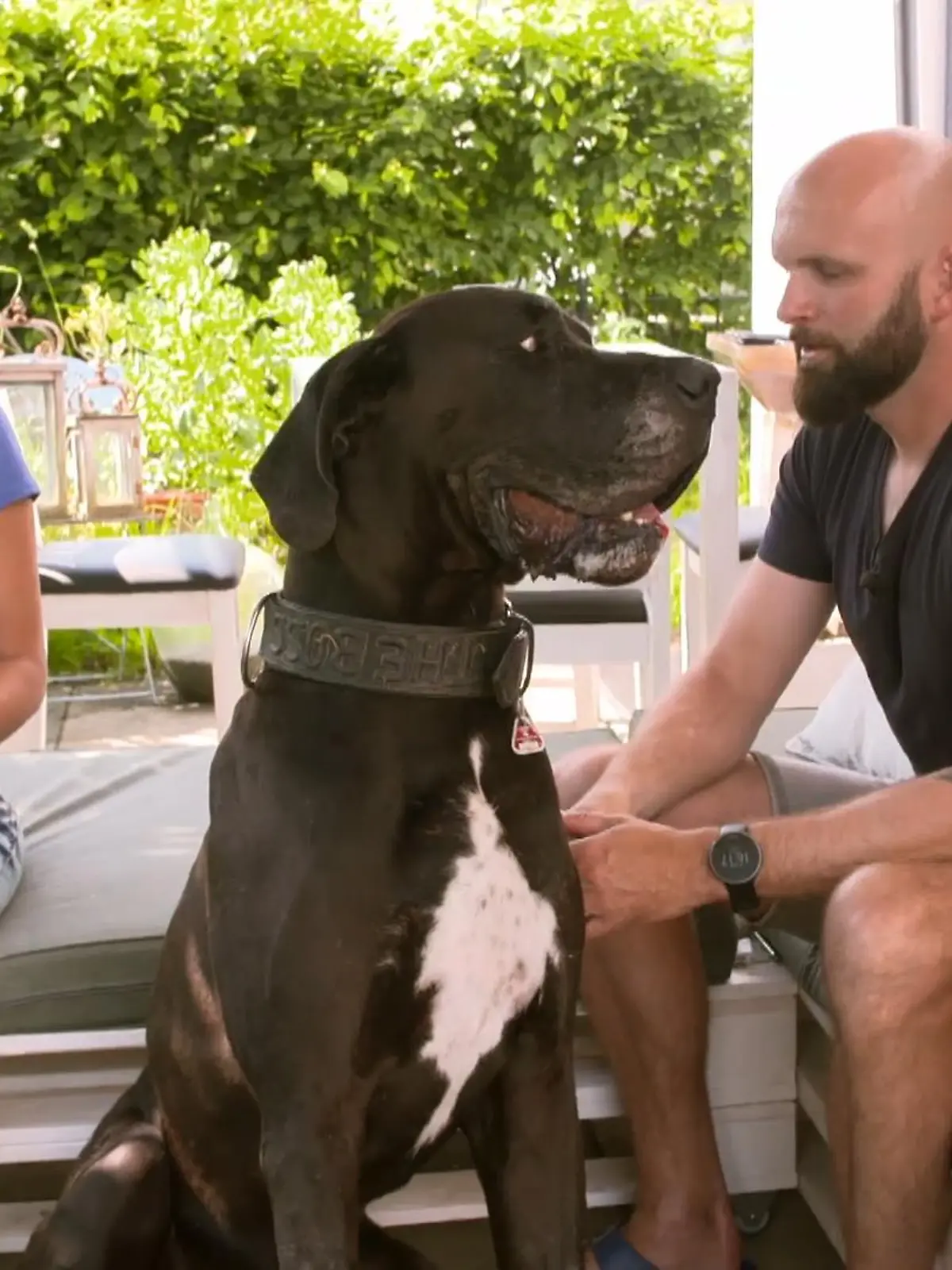 Bild zu: "Trainerin Franzi hilft Nils mit seinem Hund Jam"