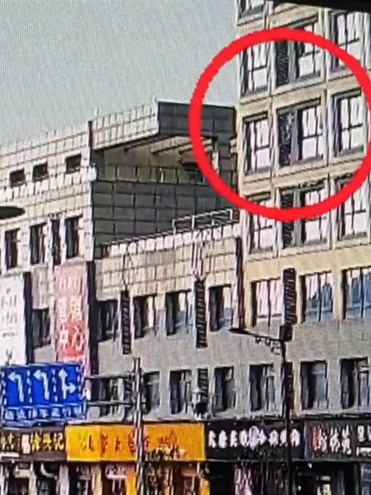 Ein Mann fängt ein Kleinkind auf, das aus einem Fenster im fünften Stock eines Gebäudes im Osten Chinas fällt. Überwachungskameras zeigen, wie ein zweijähriges Mädchen aus dem Fenster fällt und auf einer Werbetafel im ersten Stock landet. Nach einer Weile rutscht das Mädchen von der Plakatwand herunter und wird von einem Mann aufgefangen.