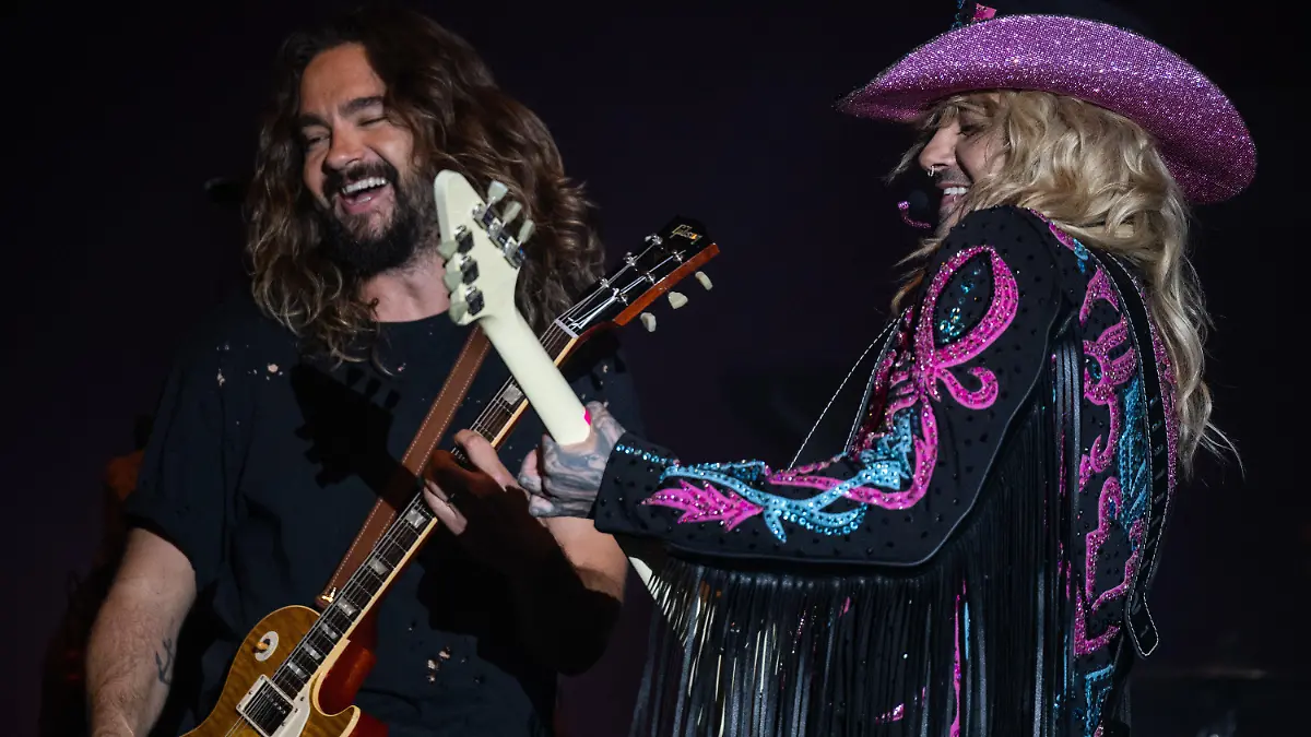 22.07.2023, Berlin: Bill Kaulitz (r), Frontsänger von Tokio Hotel, und sein Bruder Tom Kaulitz spielen auf der Veranstaltung. Der Christopher Street Day findet jedes Jahr in vielen Städten in aller Welt statt und soll an die Rechte von Lesben, Schwulen, Bisexuellen, Transgender, Intersexuellen und queeren Menschen erinnern. Foto: Hannes P Albert/dpa +++ dpa-Bildfunk +++