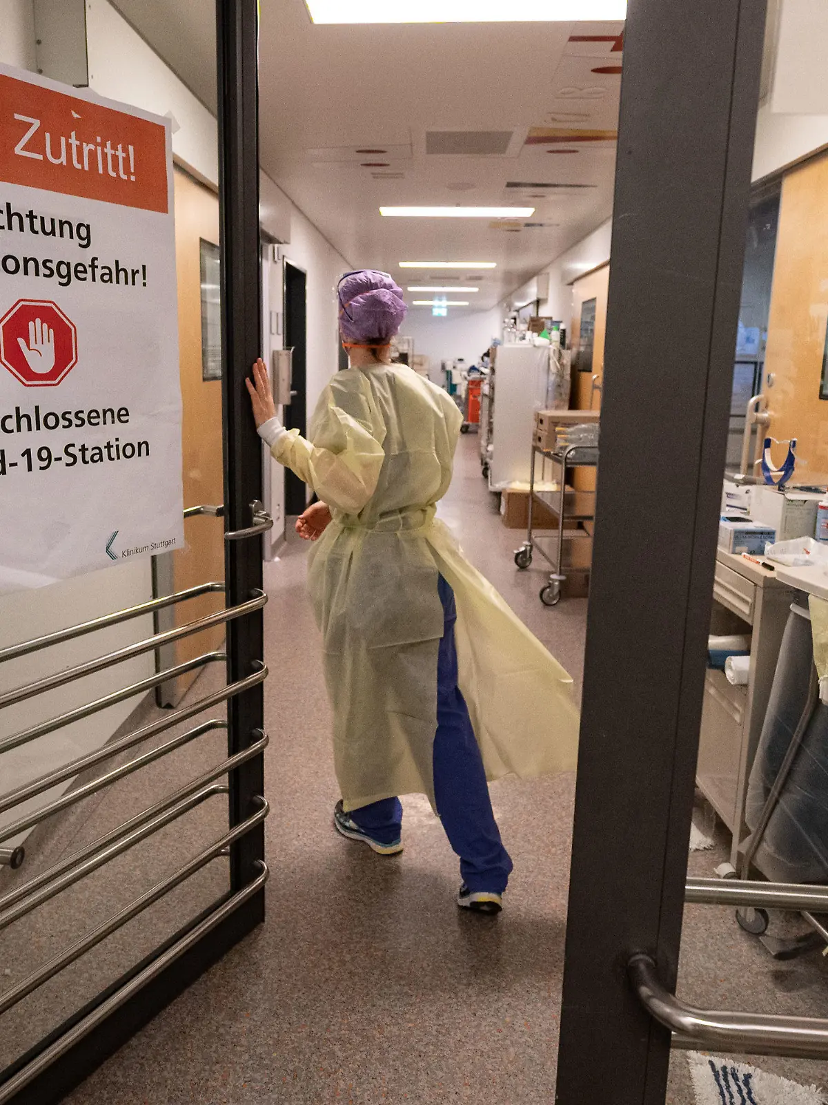 ARCHIV - 17.11.2021, Baden-Württemberg, Stuttgart: Eine Krankenpflegerin betritt einen abgetrennten Bereich für Covid-19 Patienten einer Intensivstation des Klinikum Stuttgart. Weil immer mehr Mitarbeiter wegen Krankheit ausfallen, können viele Krankenhäuser im Südwesten weniger Betten für Patienten nutzen. (zu dpa: «Krankheitsfälle belasten Kliniken - Teils werden Eingriffe verschoben») Foto: Marijan Murat/dpa +++ dpa-Bildfunk +++