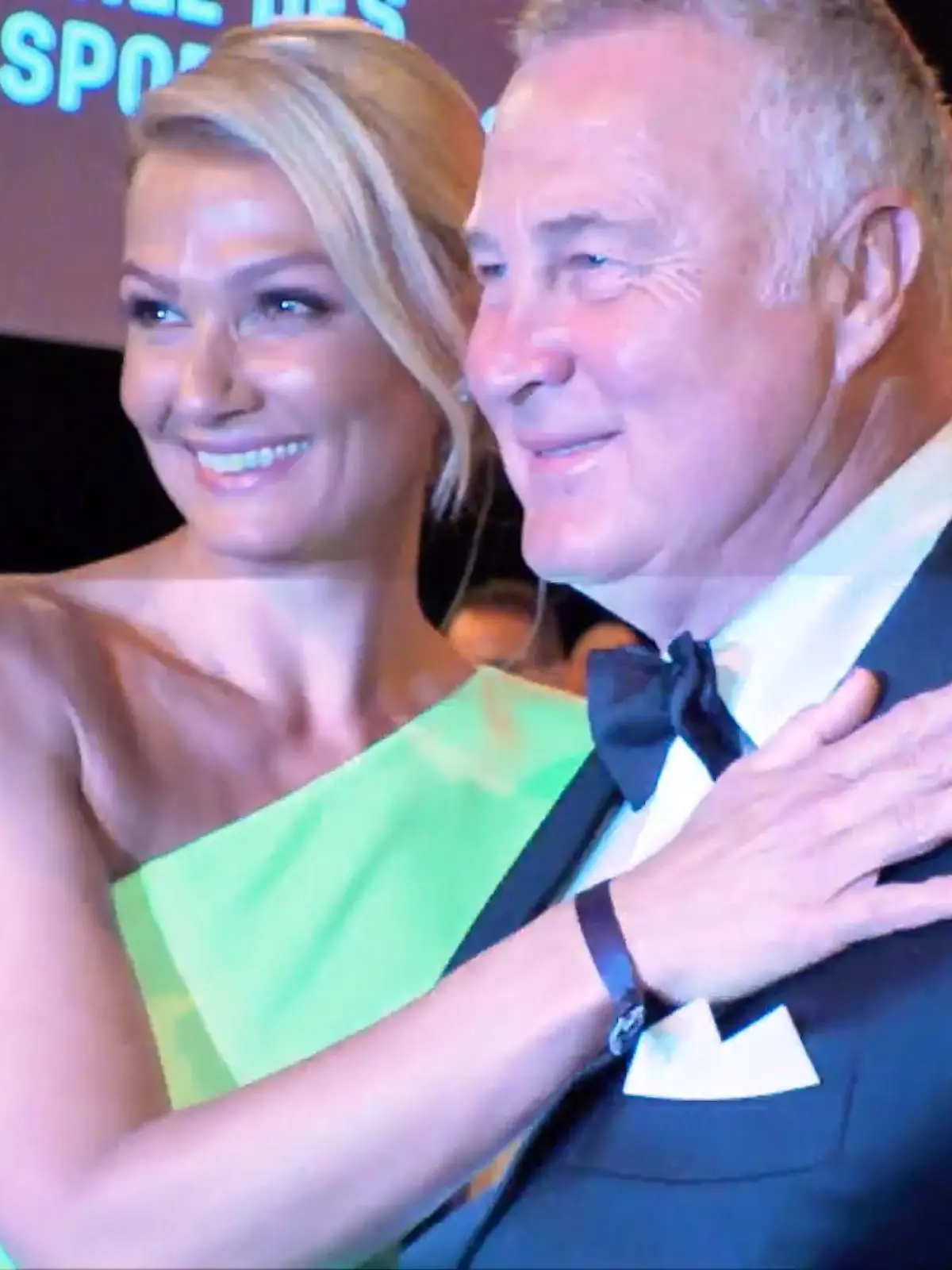 Der Ball des Sports wird ab nächstem Jahr in Frankfurt steigen, beim letzten Termin in der Landeshauptstadt traten Ursula und Volker Bouffier zum ersten Mal als Privatleute auf. Schön entspannt. Und Franziska van Almsick feiert ihre Liebe, die auch nach 18 Jahren ohne Trauschein auskommt. Das ganze Ball-Getuschel sehen Sie im Video.