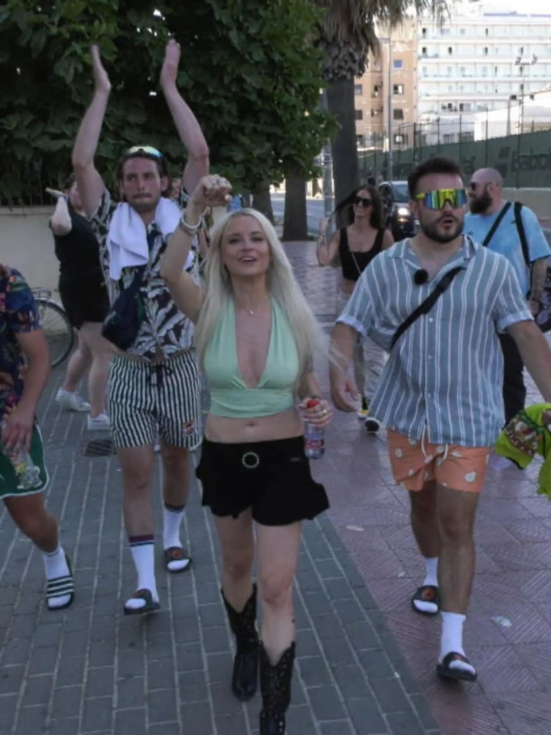 Plötzlich klingelt bei Paul, Moritz, Fabian, Severin und Joshua das Telefon - ein Anruf von Ballermann-Star Mia Julia. Und die sagt: Ich will euren Song! Gemeint ist ein Lied, dass sich ein die Kölner Studenten aus Jux und Dollerei ausgedacht haben - als kreative Geburtstagsüberraschung. Und tatsächlich wird daraus jetzt ein absoluter Malle-Hit. Und weil der Erfolgs-Zug ohne Bremse natürlich so richtig Fahrt aufgenommen hat, gibt es ein besonderes Dankeschön von Mia Julia: Die jungen Männer sollen mit ihr im "Bierkönig" auf Mallorca auftreten. Wie der Auftritt lief und die ganze Geschichte hinter dem Zufallshit, zeigen Ihnen Eva Rullmann und Katharina Seiwert im Video.
