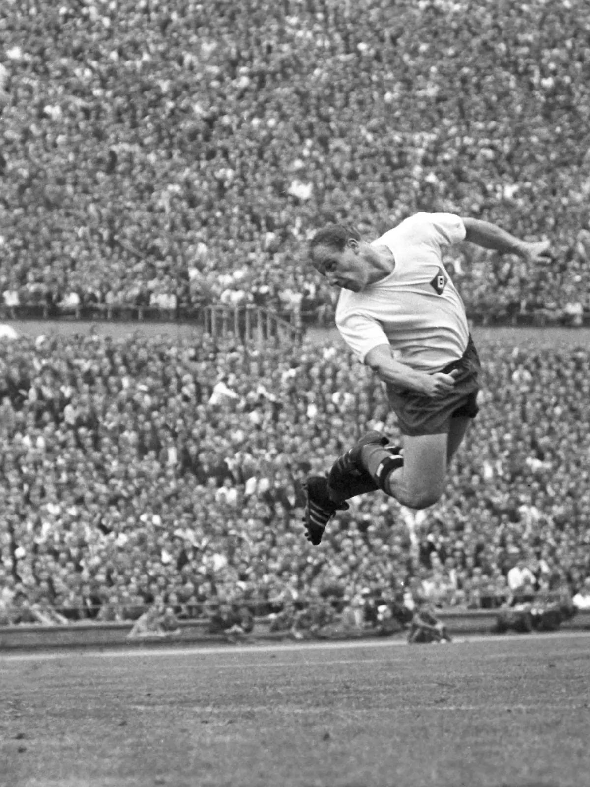 ARCHIV - 14.08.1963, Niedersachsen, Hannover: Fußball , DFB-Pokal  Saison 1962/1963, Finale - Hamburger SV - Borussia Dortmund 3:0 (2:0) . Eine Spielszene (l-r): Willi Giesemann (HSV), Lothar Geisler (BVB) und Uwe Seeler (HSV). (nur s/w) Seeler starb am Donnerstag (21.07.2022) im Alter von 85 Jahren, wie sein früherer Verein Hamburger SV unter Berufung auf die Familie Seelers bestätigte. Foto: dpa +++ dpa-Bildfunk +++