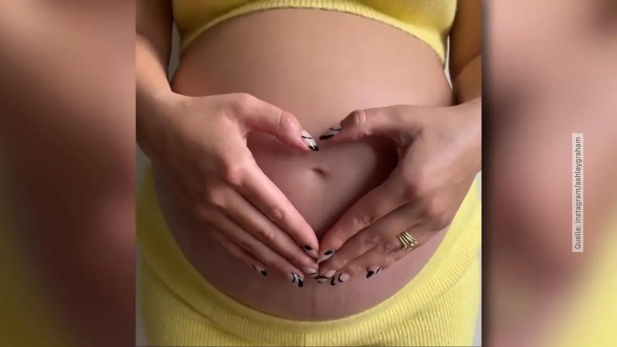 Hier hüpft ihr Babybauch auf und ab Schwangere Ashley Graham