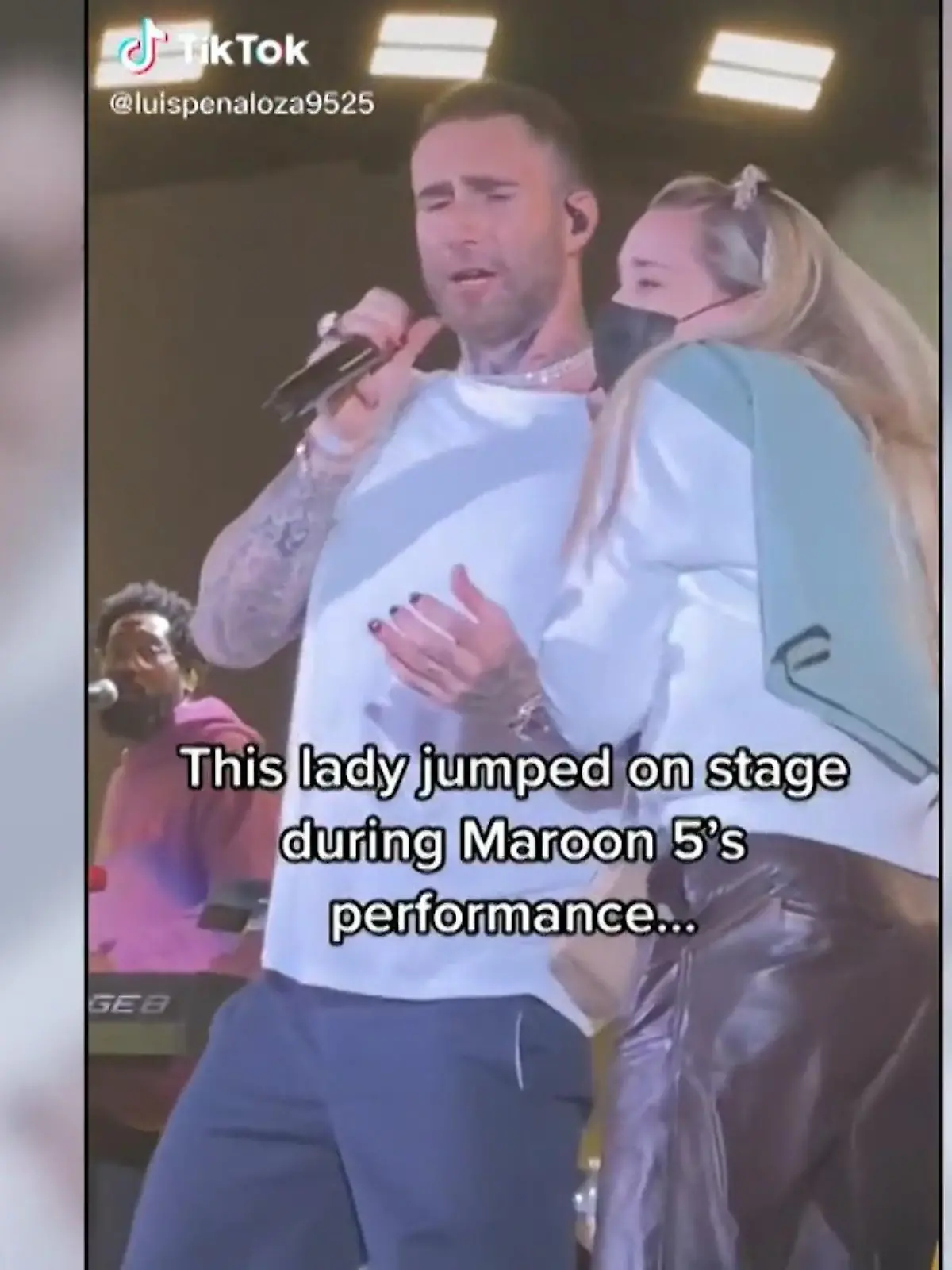 Bild zu: "Maroon 5-Sänger Adam Levine äußert sich nach Fan-Attacke"