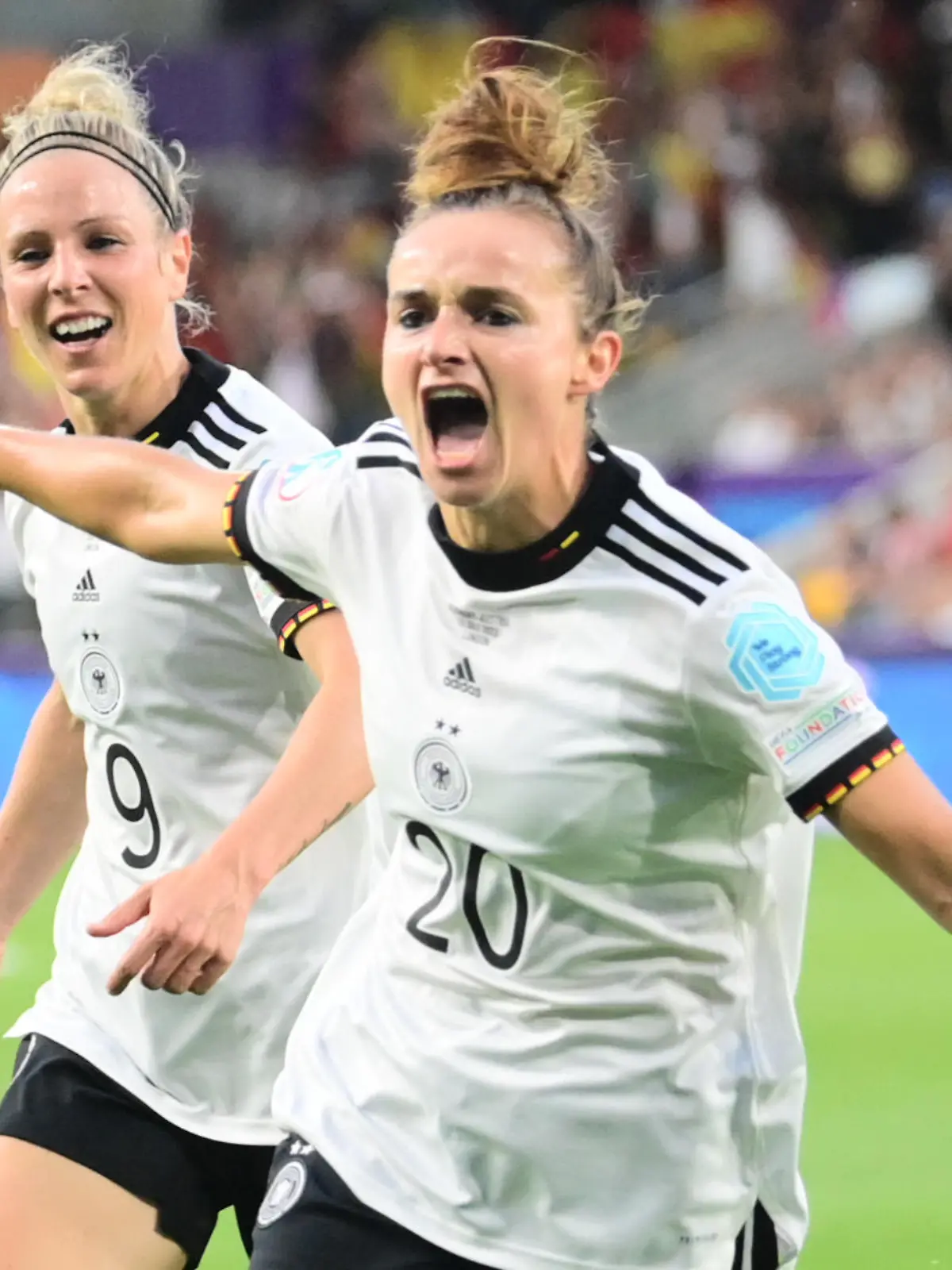 21.07.2022, Großbritannien, London: Fußball, Frauen: EM 2022, Deutschland - Österreich, Finalrunde, Viertelfinale im Brentford Community Stadium in London: Deutschlands Lina Magull (r) jubelt mit Svenja Huth nach ihrem Treffer zum 1:0. Foto: Sebastian Gollnow/dpa +++ dpa-Bildfunk +++