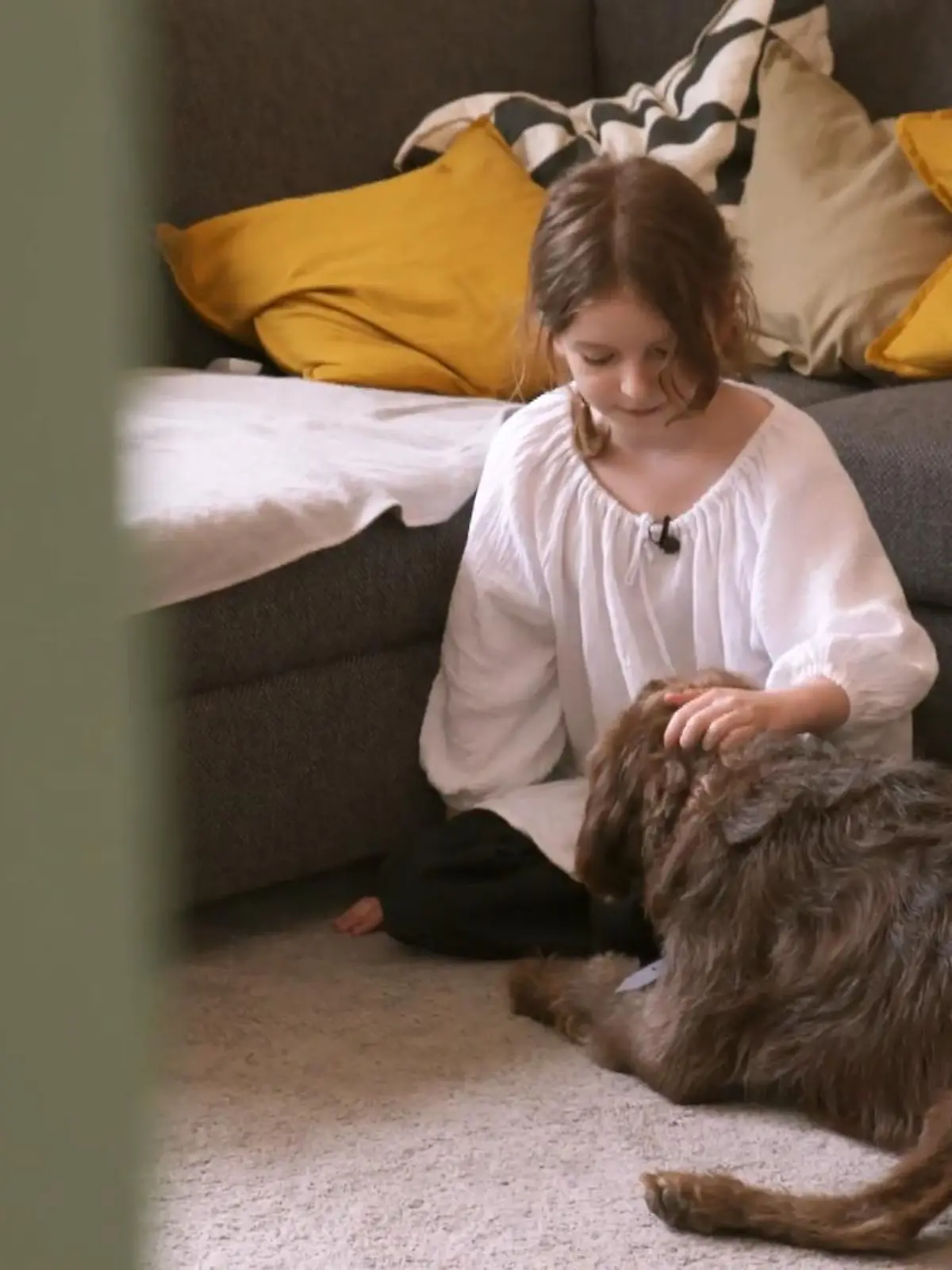 Bild zu: "Die kleine Emma und Hund Snopy sind beide blind"