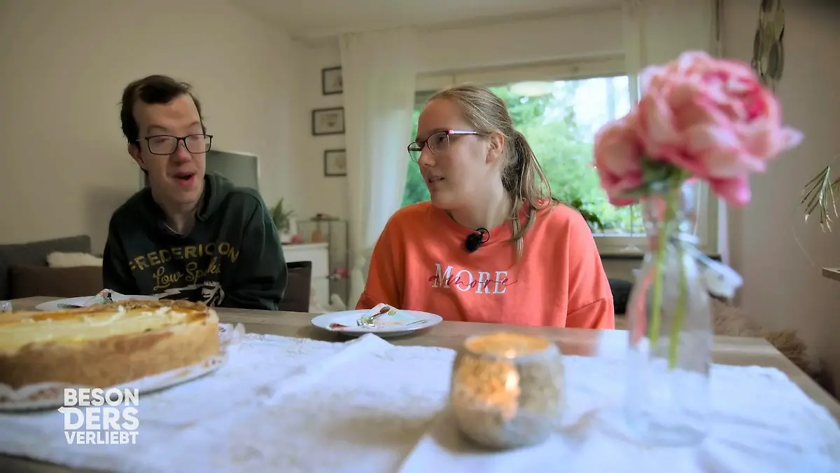 Tobias stellt Jessica schon seiner Mutter vor Offizieller Besuch