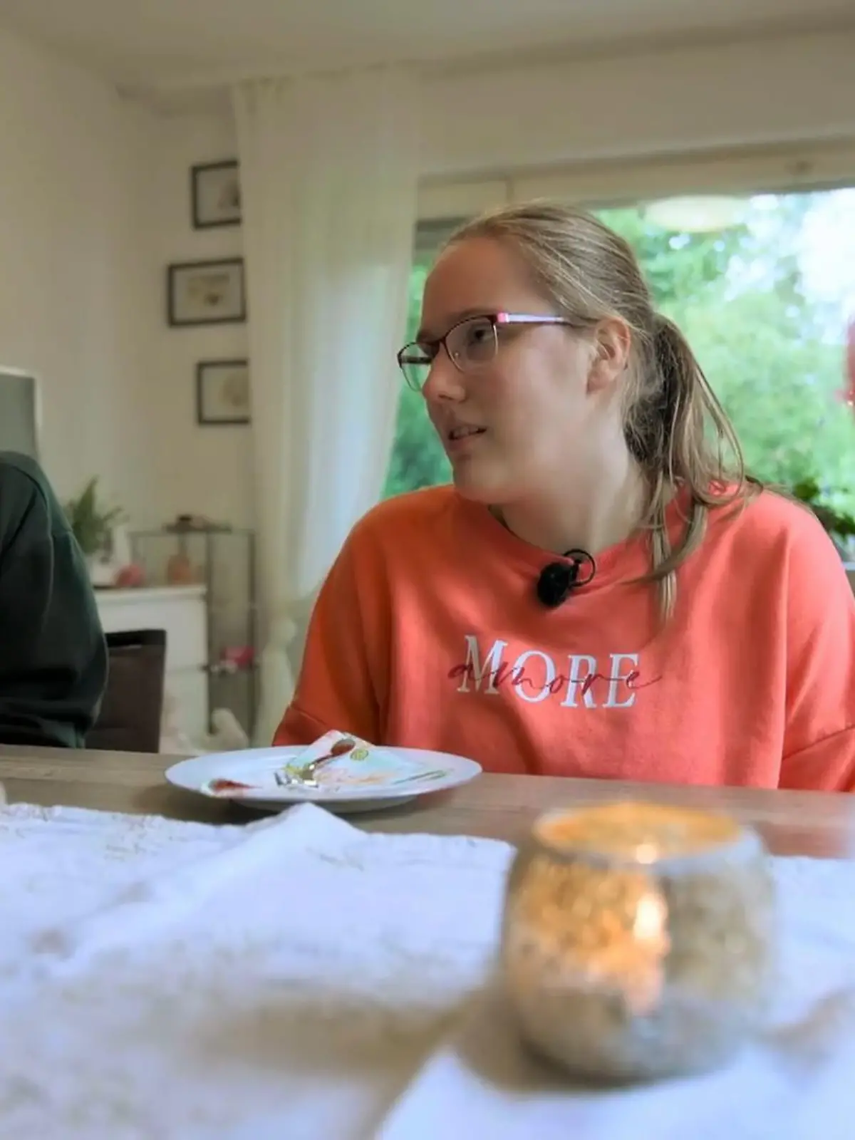 Bild zu: "Tobias stellt Jessica schon seiner Mutter vor"