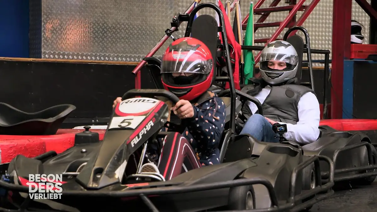 Anna und Gereon daten auf der Kartbahn "Speeddating" anderer Art