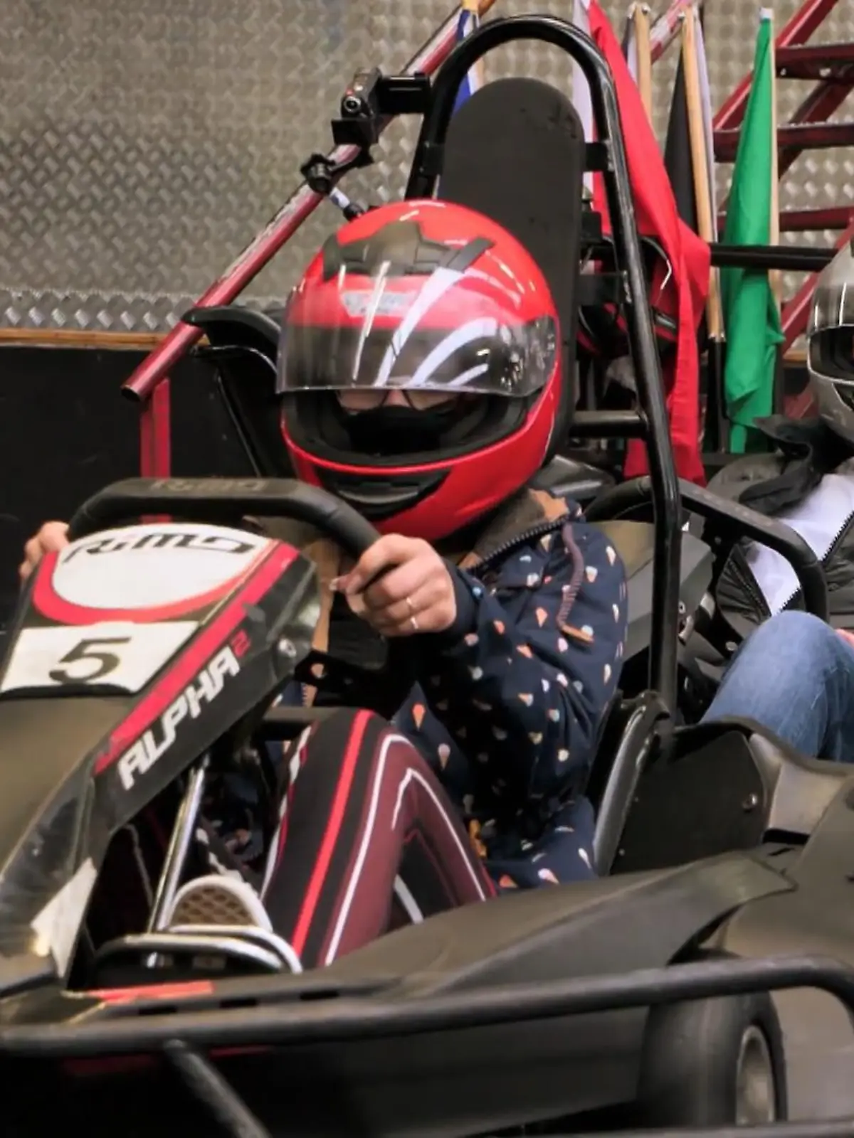 Bild zu: "Anna und Gereon daten auf der Kartbahn"