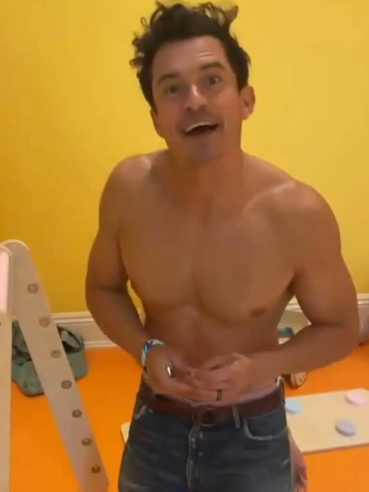 Bild zu: "Orlando Bloom legt im Kinderzimmer selbst Hand an"