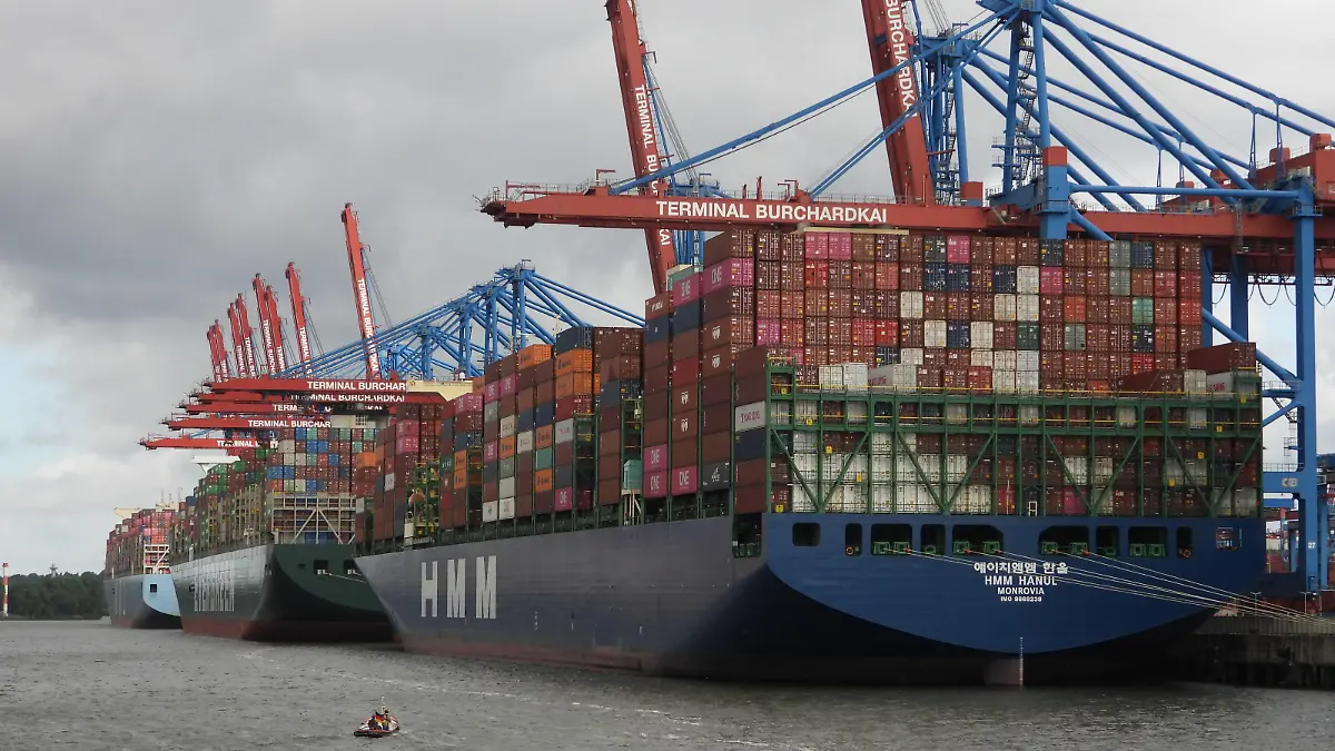 Wenig Betrieb trotz Schiffstau in der Elbmündung. Es ist kein Liegeplatz mehr frei und trotzdem herscht kaum Betrieb an den Containerterminals am Burchardkai. Nach dem Streik sollte eigentlich Hochbetrieb bei der Container Be- und Entladung herrschen. Aber am Samstag morgen war kaum was los trotz Schiffstau in der Elbmündung. 160722