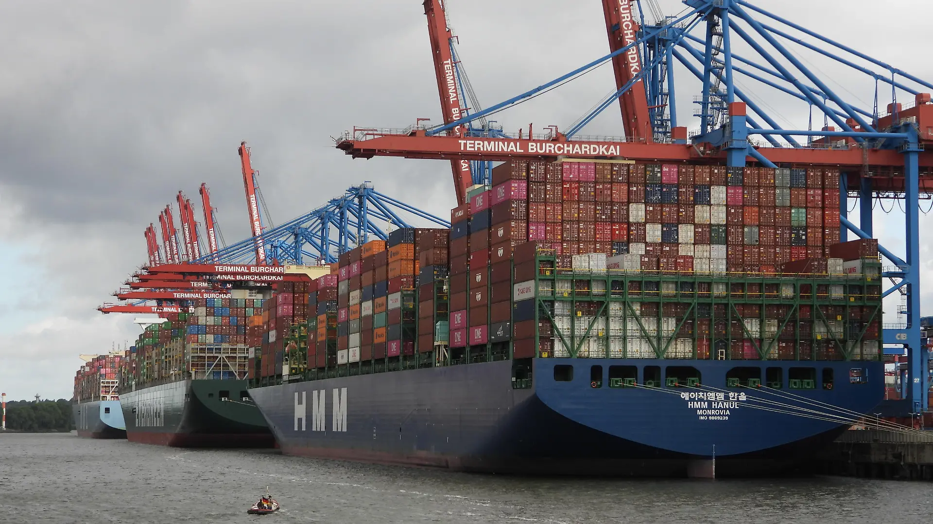 Wenig Betrieb trotz Schiffstau in der Elbmündung. Es ist kein Liegeplatz mehr frei und trotzdem herscht kaum Betrieb an den Containerterminals am Burchardkai. Nach dem Streik sollte eigentlich Hochbetrieb bei der Container Be- und Entladung herrschen. Aber am Samstag morgen war kaum was los trotz Schiffstau in der Elbmündung. 160722