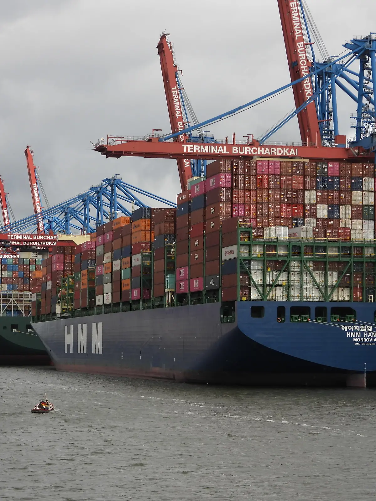 Wenig Betrieb trotz Schiffstau in der Elbmündung. Es ist kein Liegeplatz mehr frei und trotzdem herscht kaum Betrieb an den Containerterminals am Burchardkai. Nach dem Streik sollte eigentlich Hochbetrieb bei der Container Be- und Entladung herrschen. Aber am Samstag morgen war kaum was los trotz Schiffstau in der Elbmündung. 160722