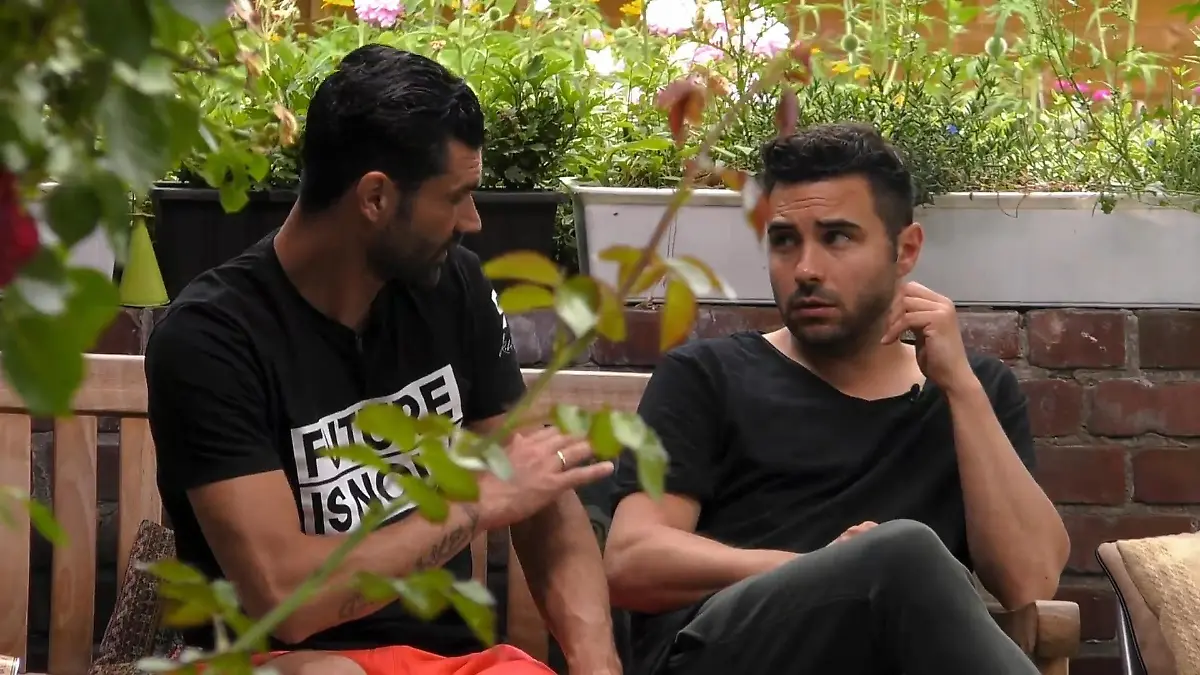 Mike versucht sich als Paar-Therapeut im Sommerhaus Zoff bei Lars & Dominik