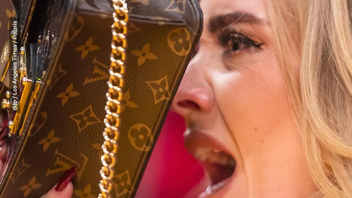 Adele versteckt sich hinter Tasche Weil sie im Stadion mitsingt