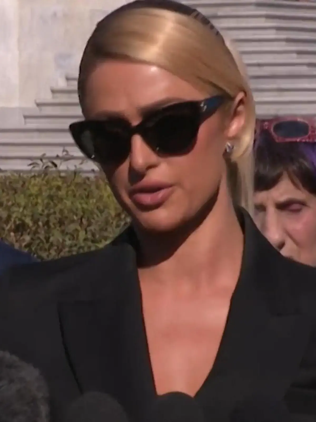 Bild zu: "Paris Hilton ungewohnt ernst"