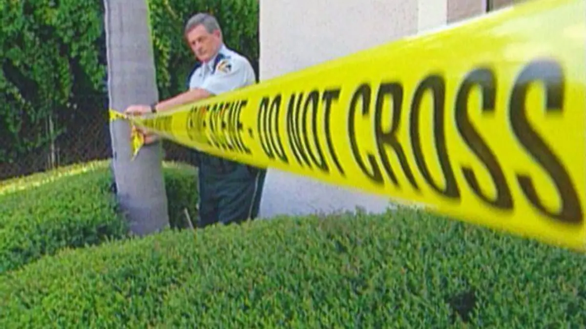 Florida, 25. Januar 1994: Die Polizei sperrt das Gelände um das Haus der Davidson ab. Der angesehene Arzt wurde in seiner Badewanne ertränkt.