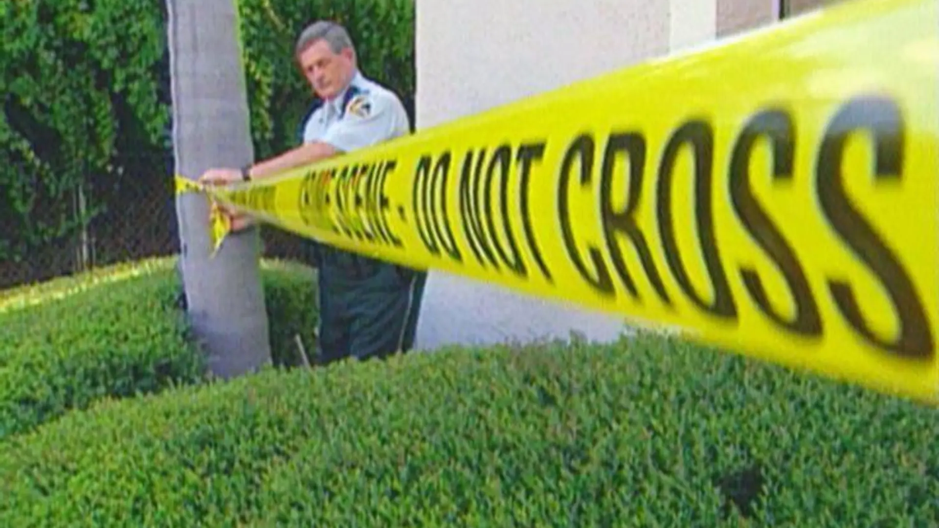 Florida, 25. Januar 1994: Die Polizei sperrt das Gelände um das Haus der Davidson ab. Der angesehene Arzt wurde in seiner Badewanne ertränkt.