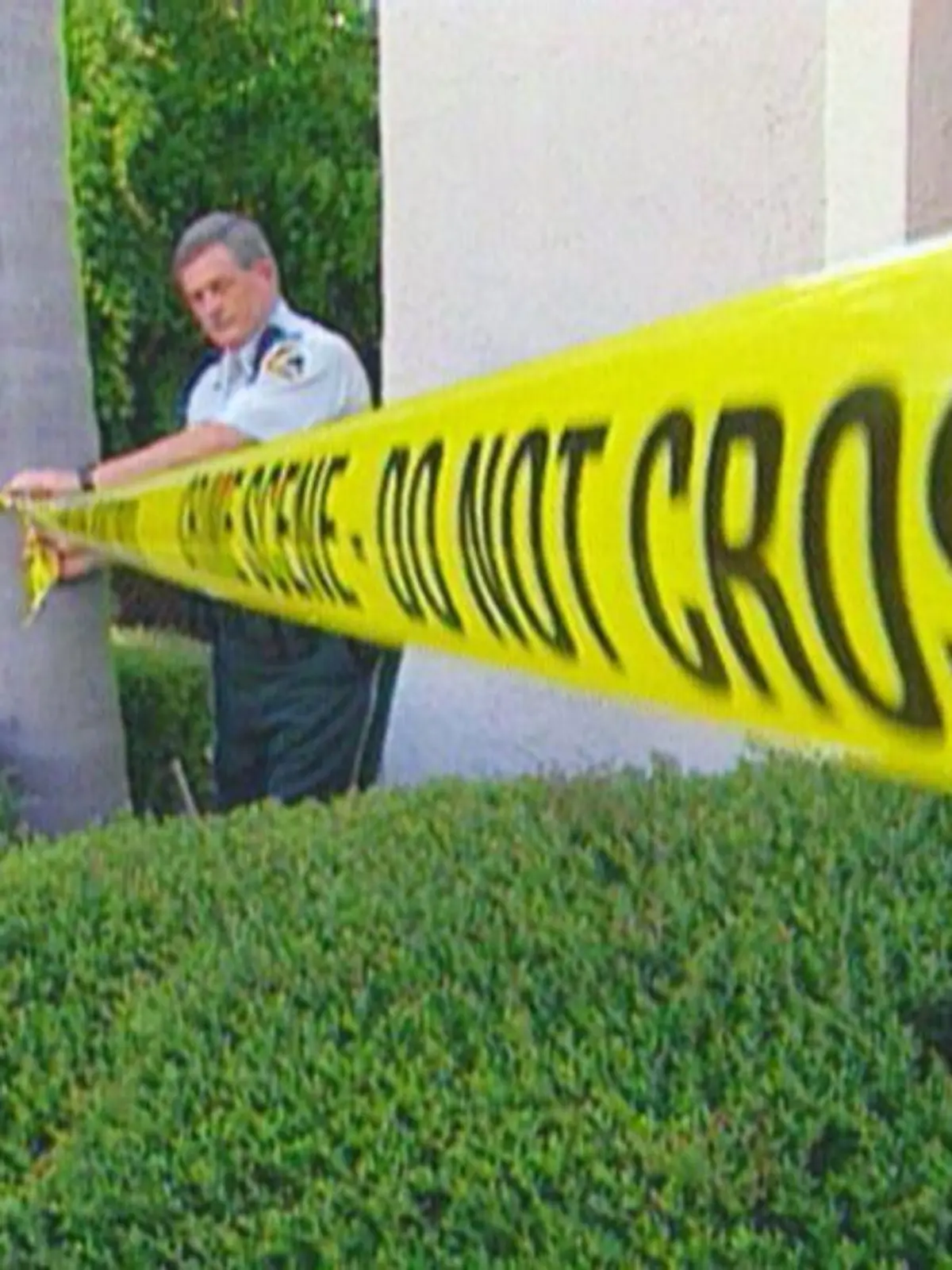 Florida, 25. Januar 1994: Die Polizei sperrt das Gelände um das Haus der Davidson ab. Der angesehene Arzt wurde in seiner Badewanne ertränkt.
