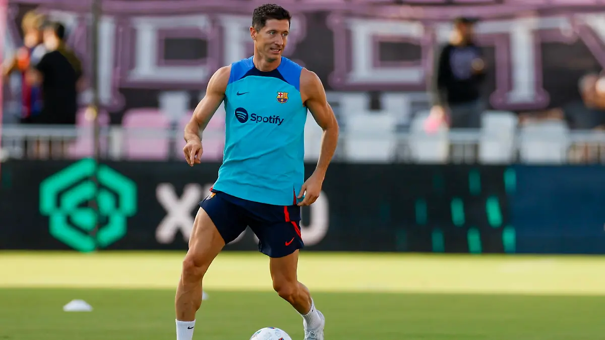 FORT LAUDERDALE, FL - JULY 19: FC Barcelona, Barca forward Robert Lewandowski warms up before the pre-season friendly between FC Barcelona and Inter Miami CF on July 19, 2022 at DRV PNK Stadium in Fort Lauderdale, Fl. Photo by David Rosenblum/Icon Sportswire SOCCER: JUL 19 Inter Miami v FC Barcelona Icon220719182874
