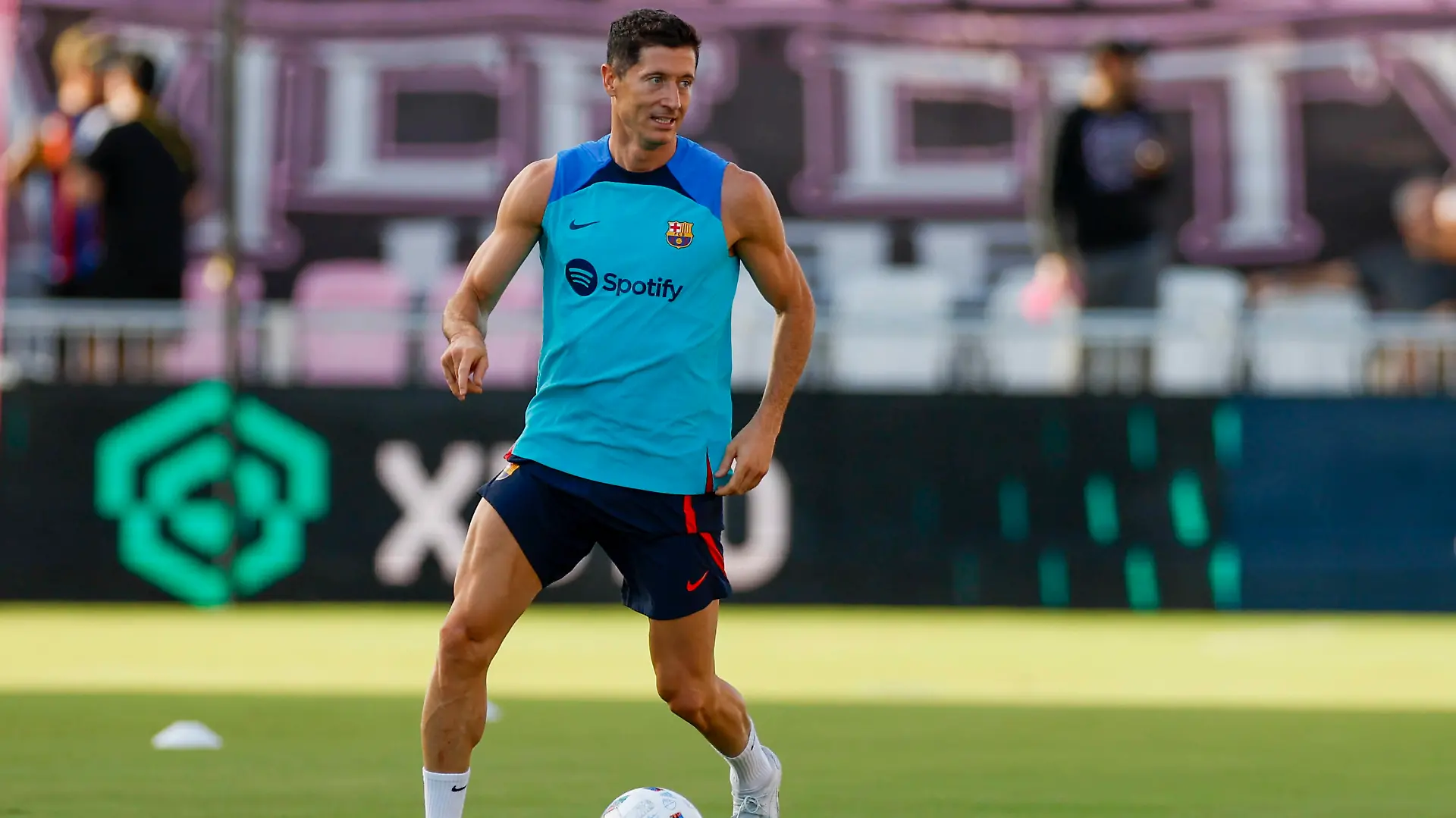  FORT LAUDERDALE, FL - JULY 19: FC Barcelona, Barca forward Robert Lewandowski warms up before the pre-season friendly between FC Barcelona and Inter Miami CF on July 19, 2022 at DRV PNK Stadium in Fort Lauderdale, Fl. Photo by David Rosenblum/Icon Sportswire SOCCER: JUL 19 Inter Miami v FC Barcelona Icon220719182874
