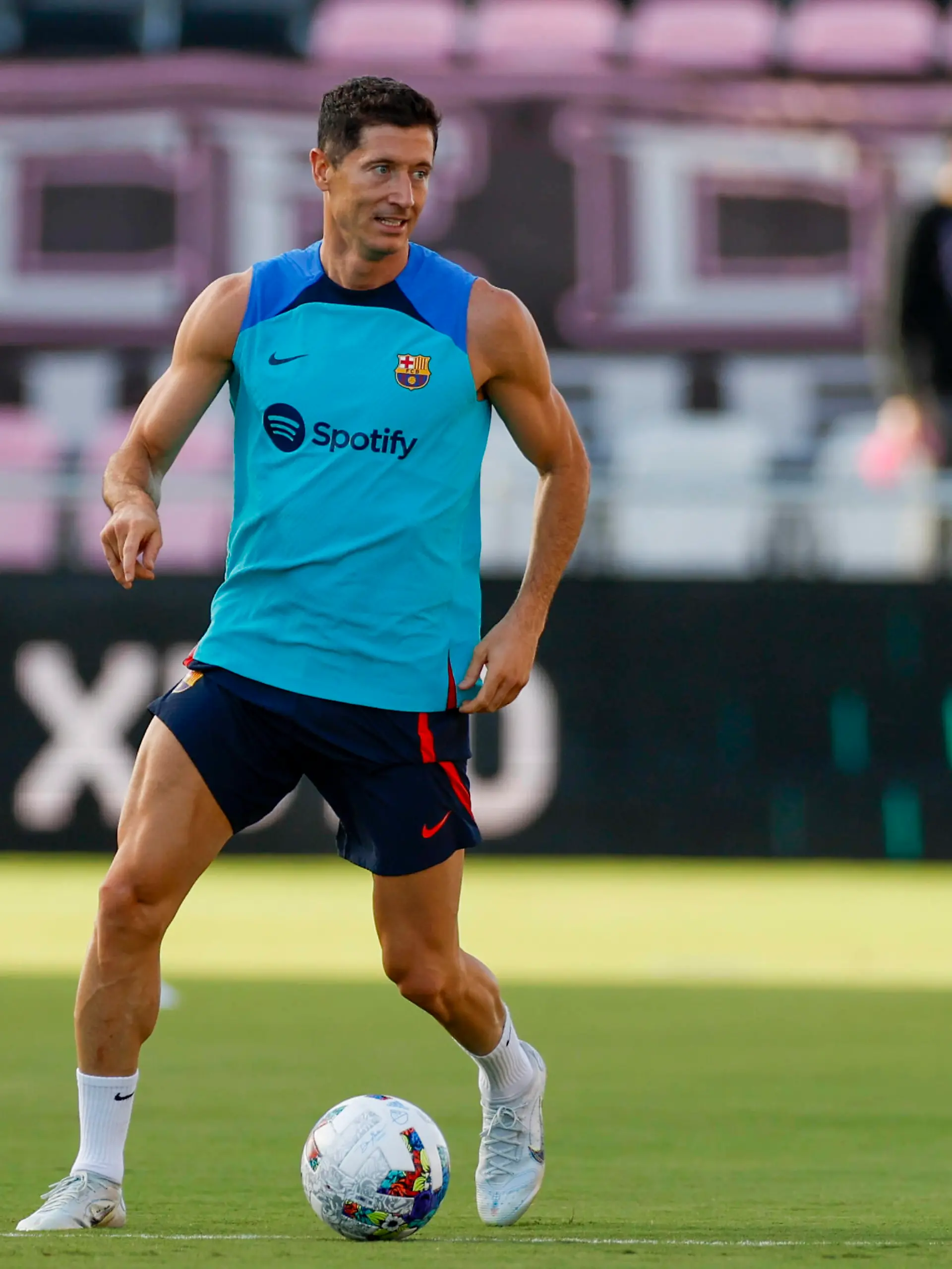  FORT LAUDERDALE, FL - JULY 19: FC Barcelona, Barca forward Robert Lewandowski warms up before the pre-season friendly between FC Barcelona and Inter Miami CF on July 19, 2022 at DRV PNK Stadium in Fort Lauderdale, Fl. Photo by David Rosenblum/Icon Sportswire SOCCER: JUL 19 Inter Miami v FC Barcelona Icon220719182874