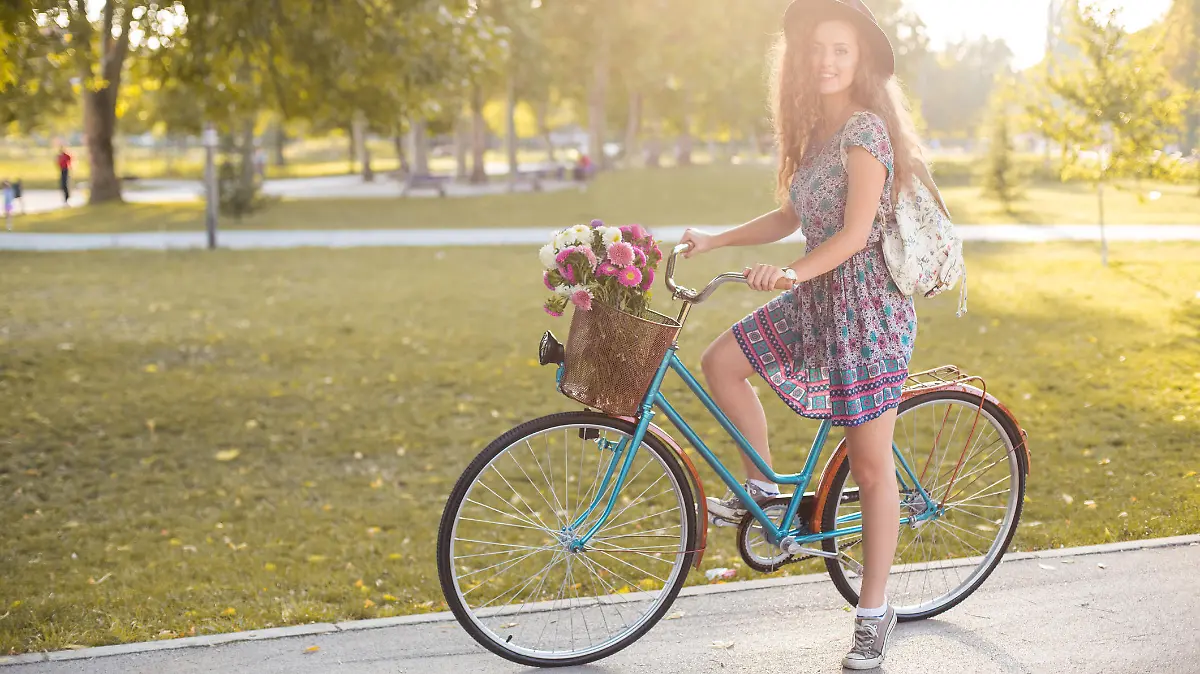 Frau mit Sommerkleid auf dem Fahrrad