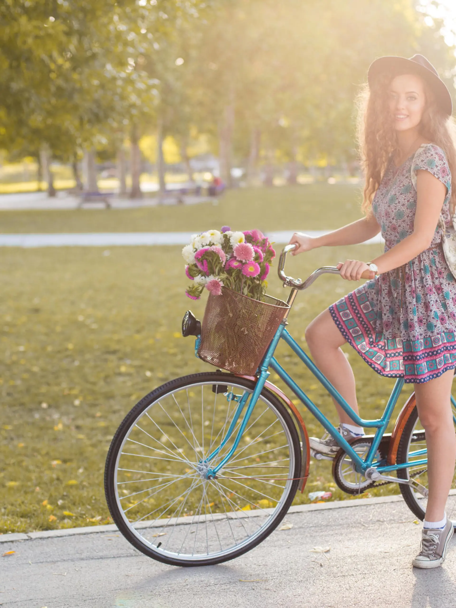 Frau mit Sommerkleid auf dem Fahrrad