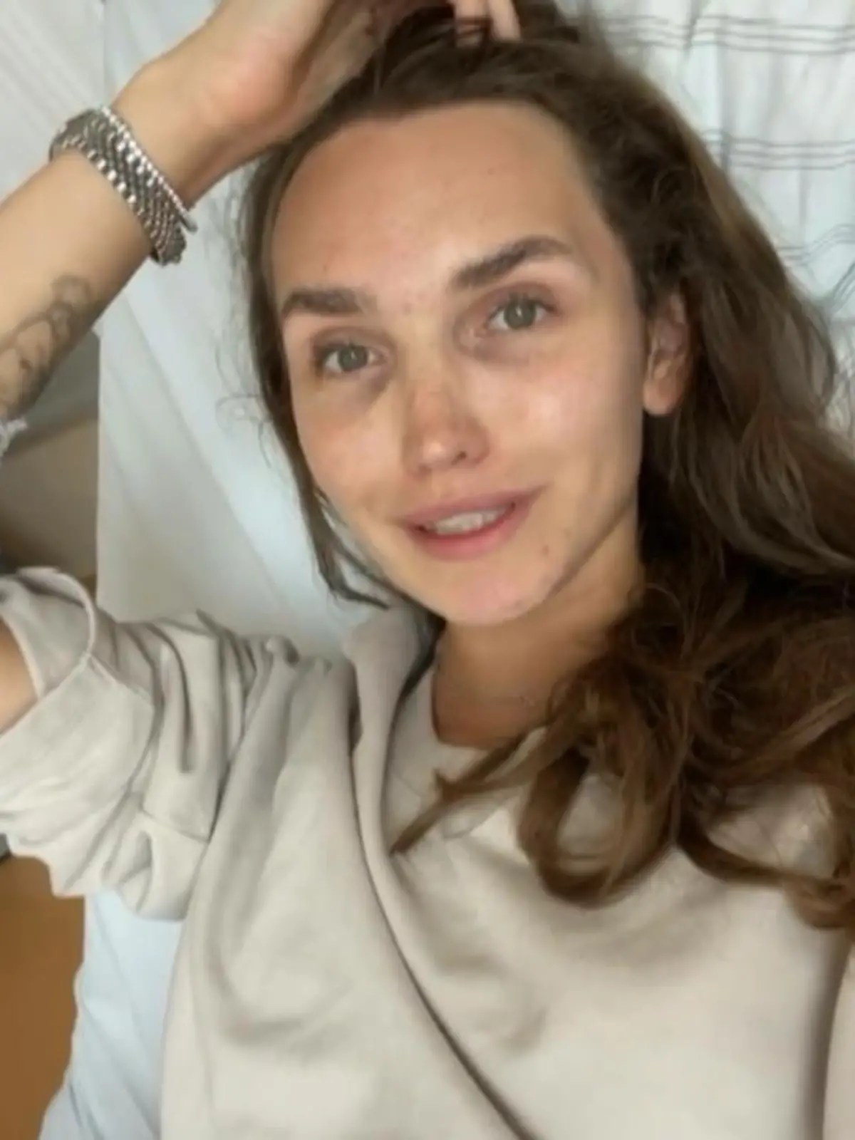 Bild zu: "Anna Wilken nach Eizellen-Punktion in Klinik"