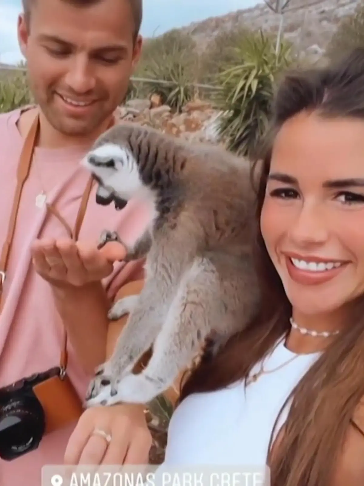 Bild zu: "Sarah Engels, Julian und Alessio im Affenpark"
