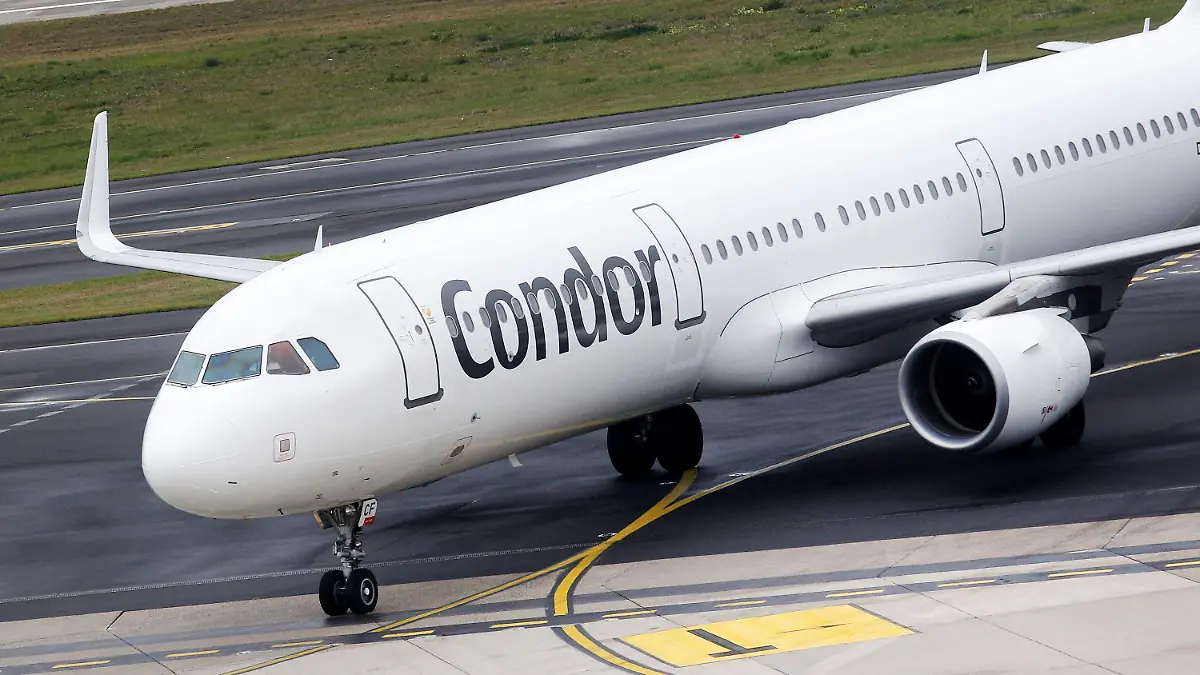 ARCHIV - 23.09.2019, Nordrhein-Westfalen, Düsseldorf: Ein Flugzeug der Fluggesellschaft Condor rollt am Düsseldorfer Flughafen zu seiner Parkposition. (Zu dpa «Kreise: Neue Staatshilfen für Condor geplant») Foto: Roland Weihrauch/dpa +++ dpa-Bildfunk +++